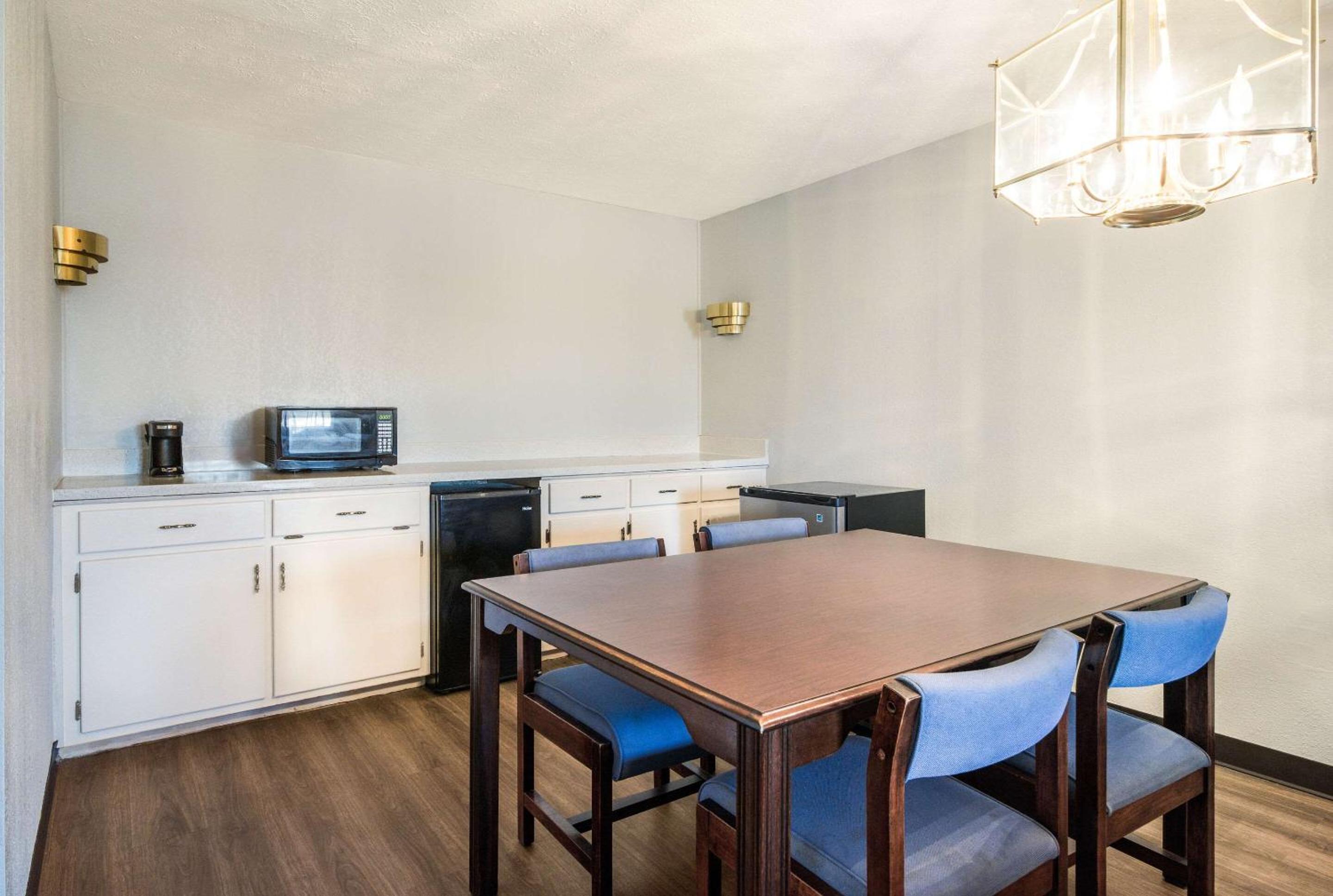 Family Suite - Non Smoking - Photo 3