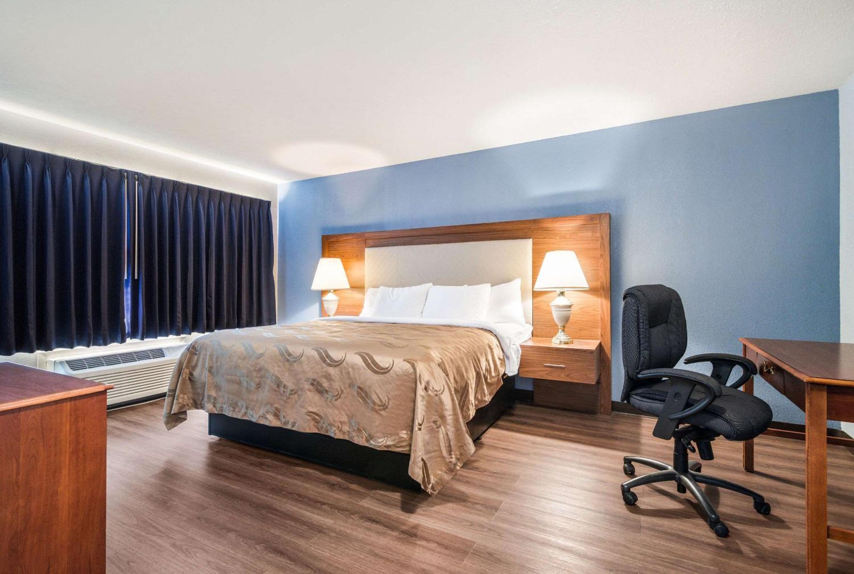 Family King Room with Partial Lake View - Non Smoking - Photo 2