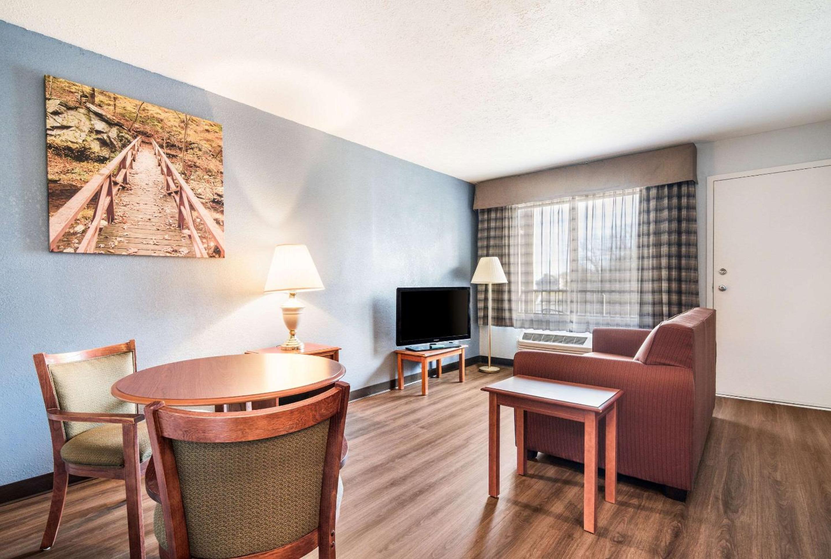 Family King Room with Partial Lake View - Non Smoking - Photo 4