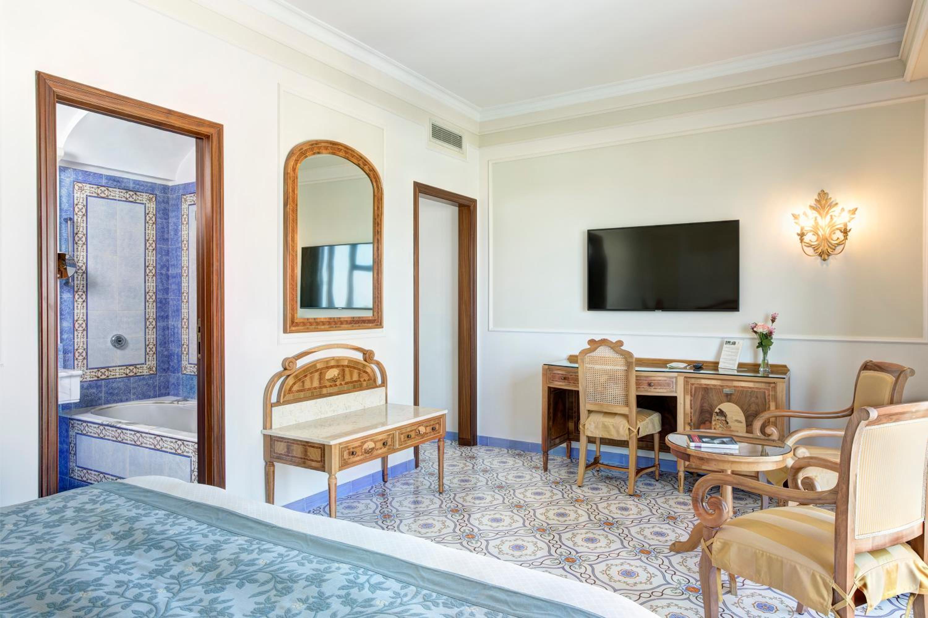Deluxe Double or Twin Room with Side Sea View - Photo 2