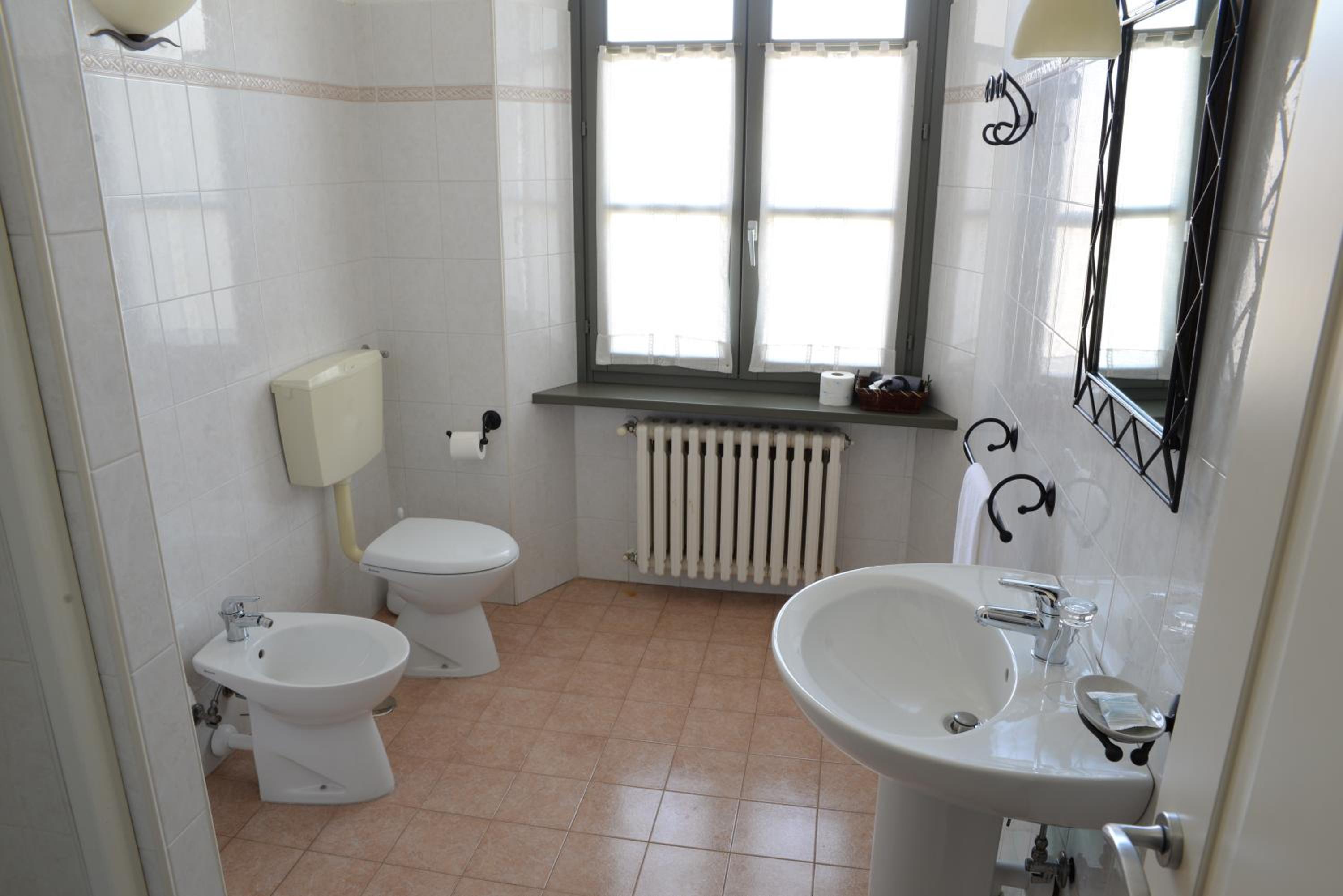 Standard Double Room - Photo 10