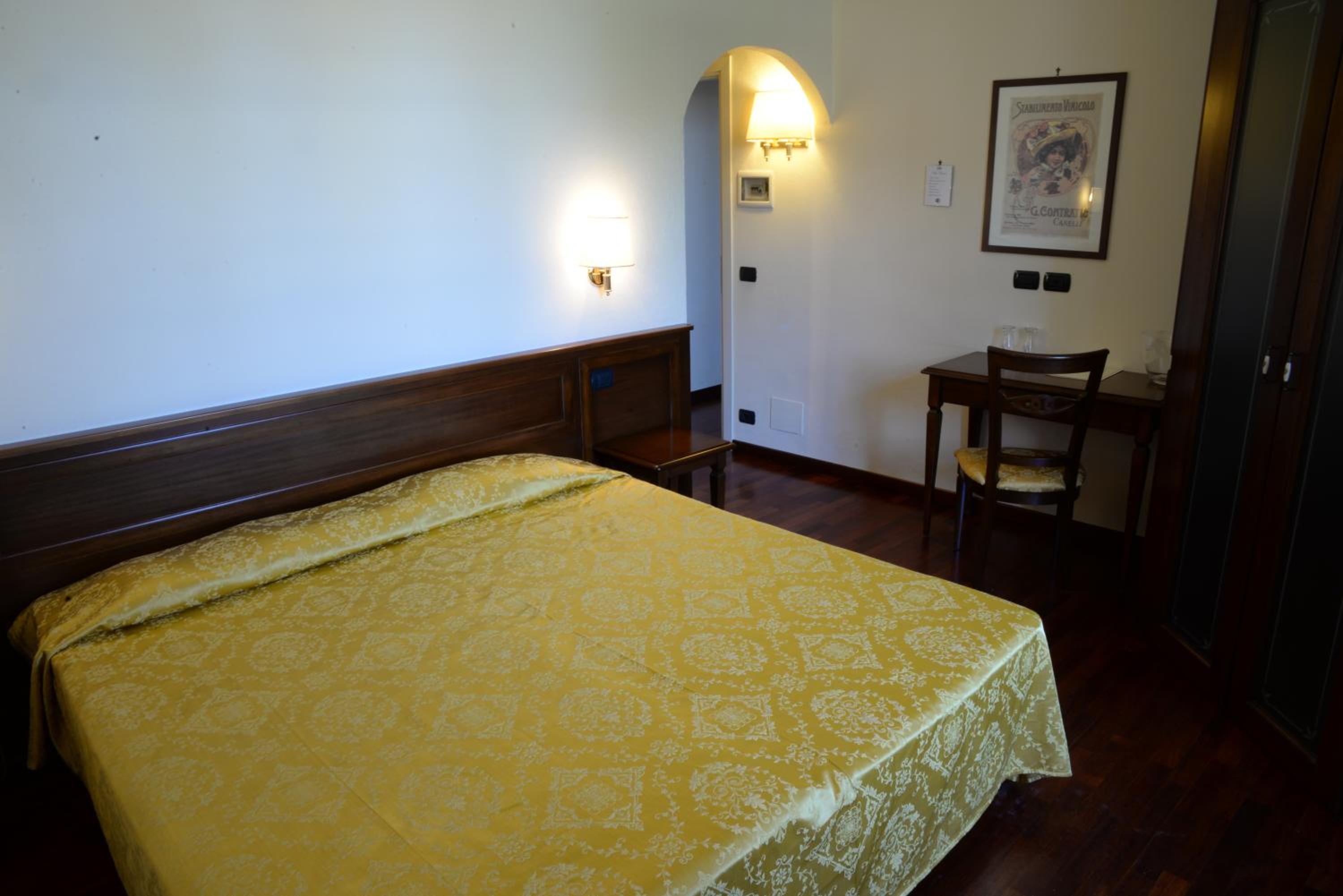 Standard Double Room - Photo 11