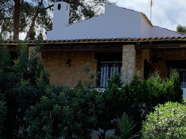 Five-Bedroom House - Photo 4
