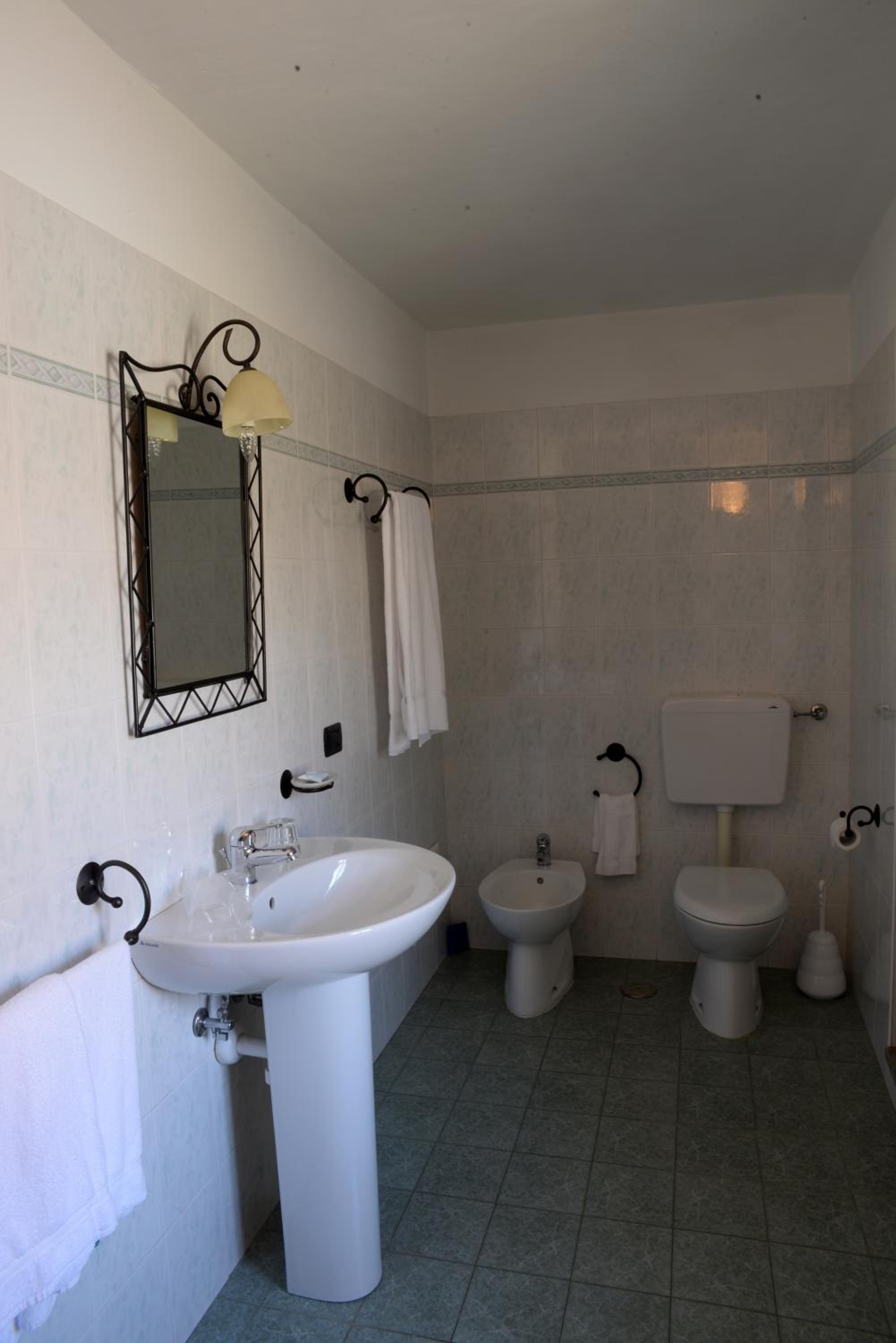 Standard Double Room - Photo 9