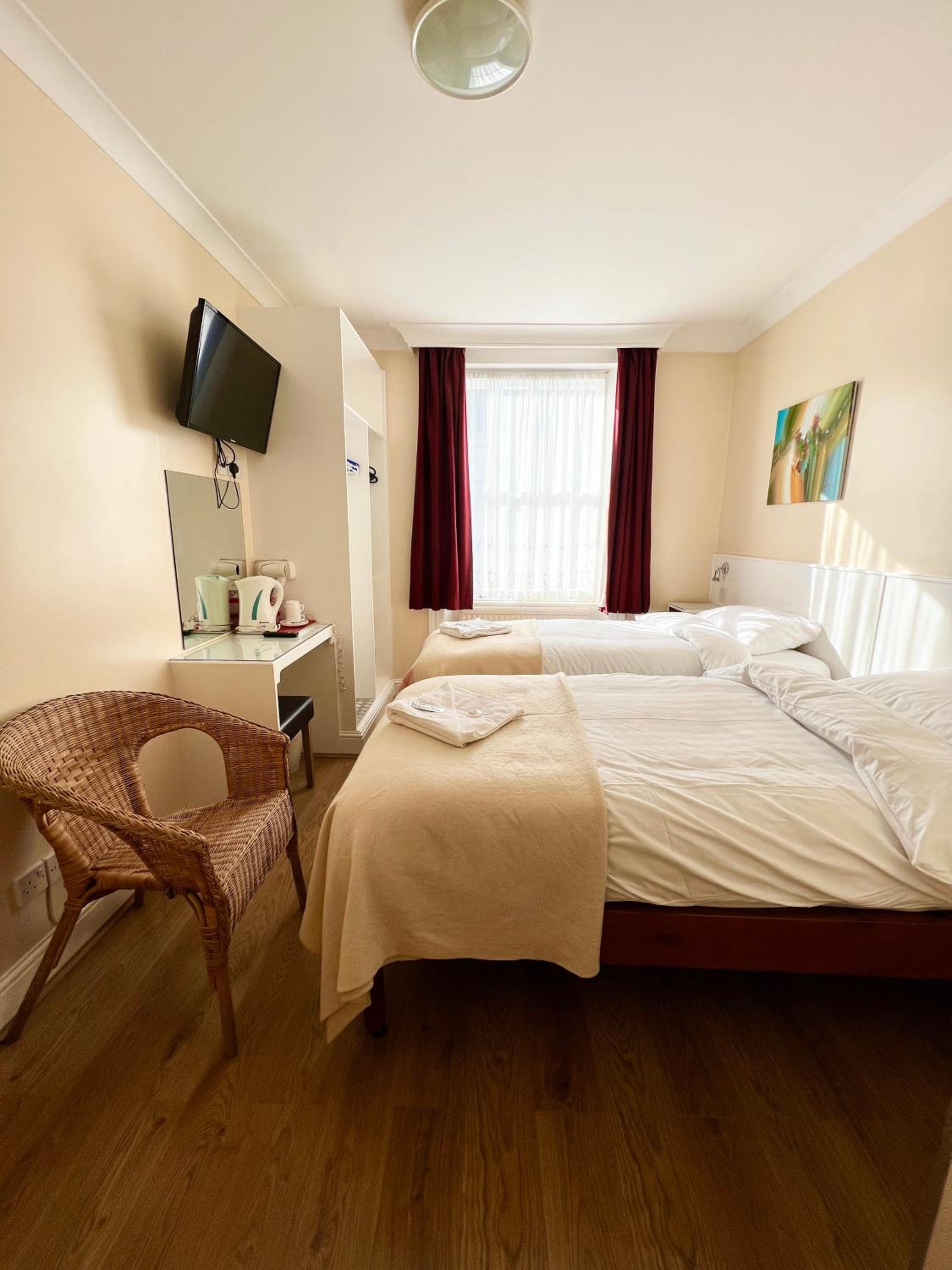 Twin Room with Private Bathroom photo 2