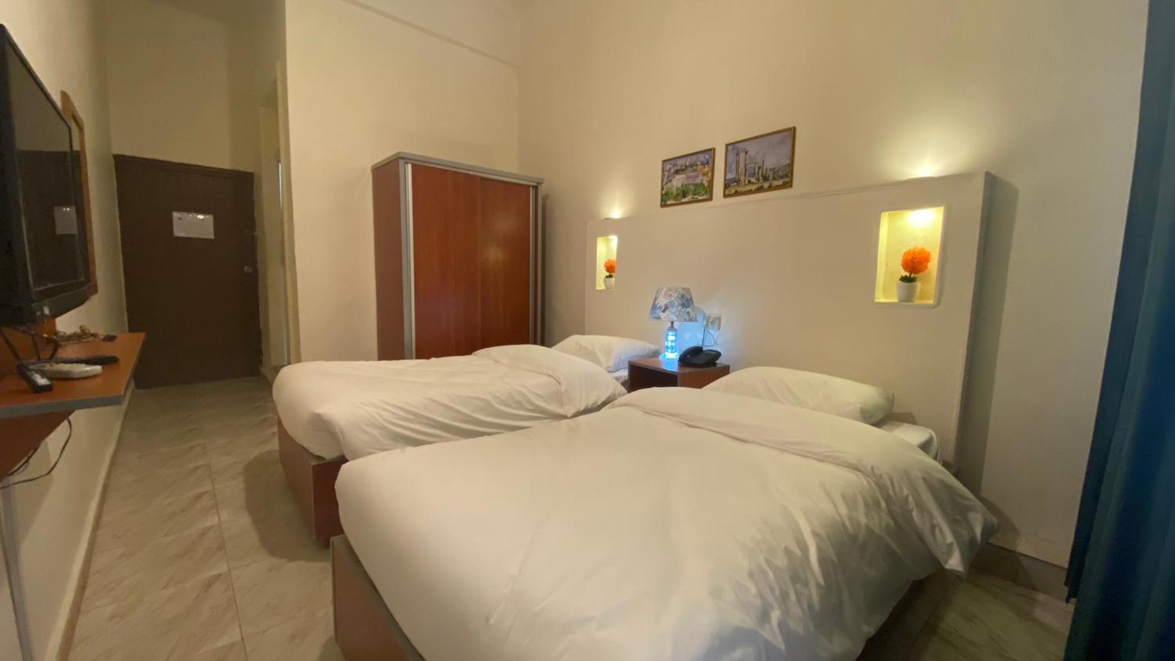 Standard Twin Room - Photo 2