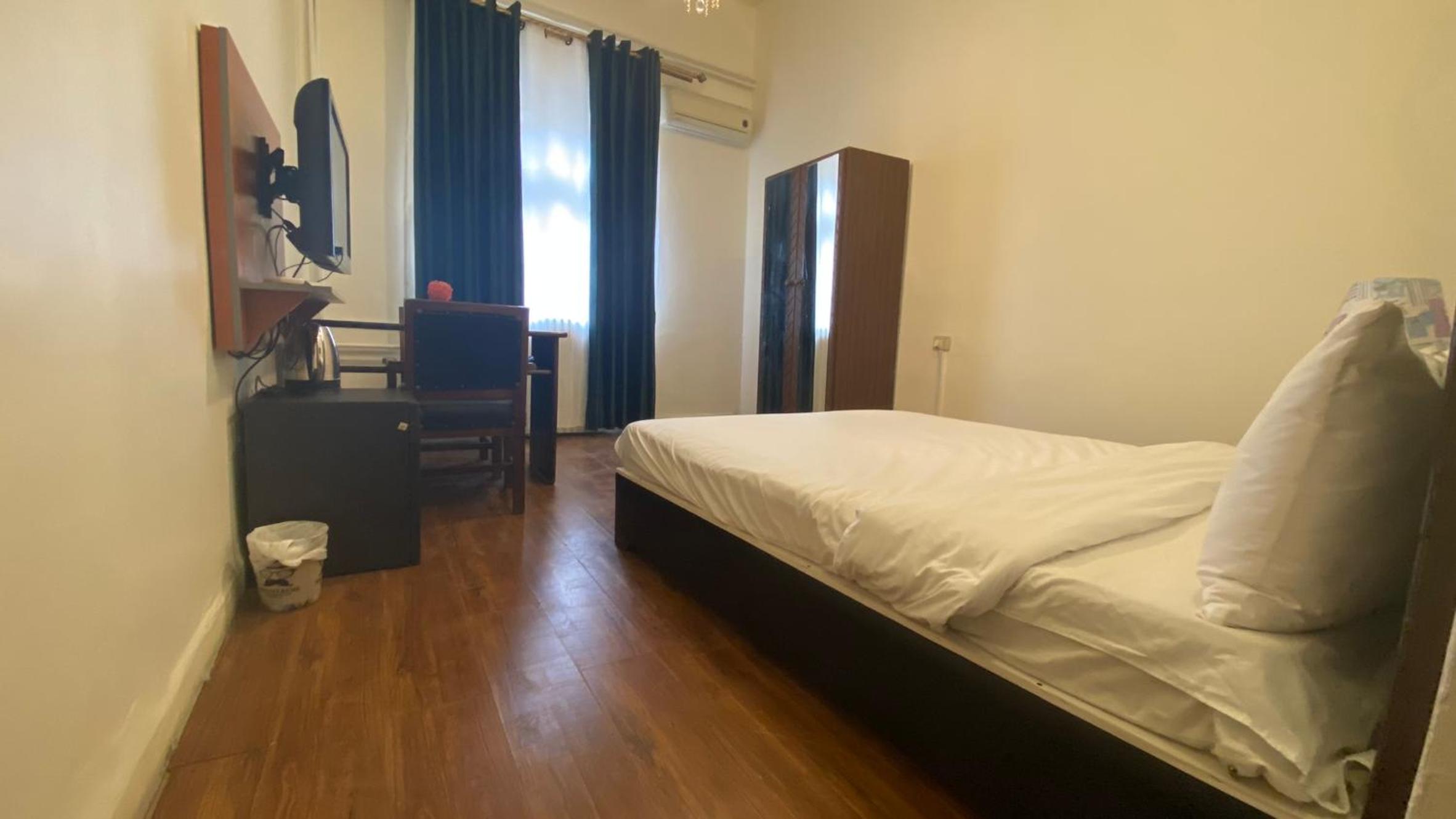 King Room with Balcony - Photo 3