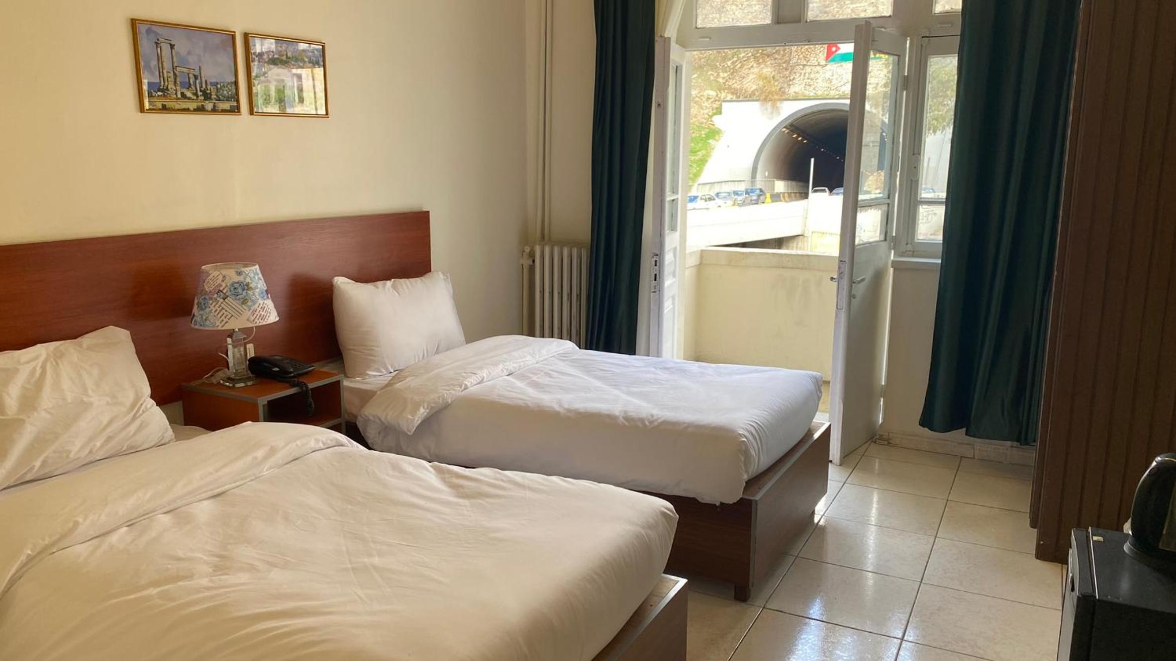 Standard Twin Room - Photo 3