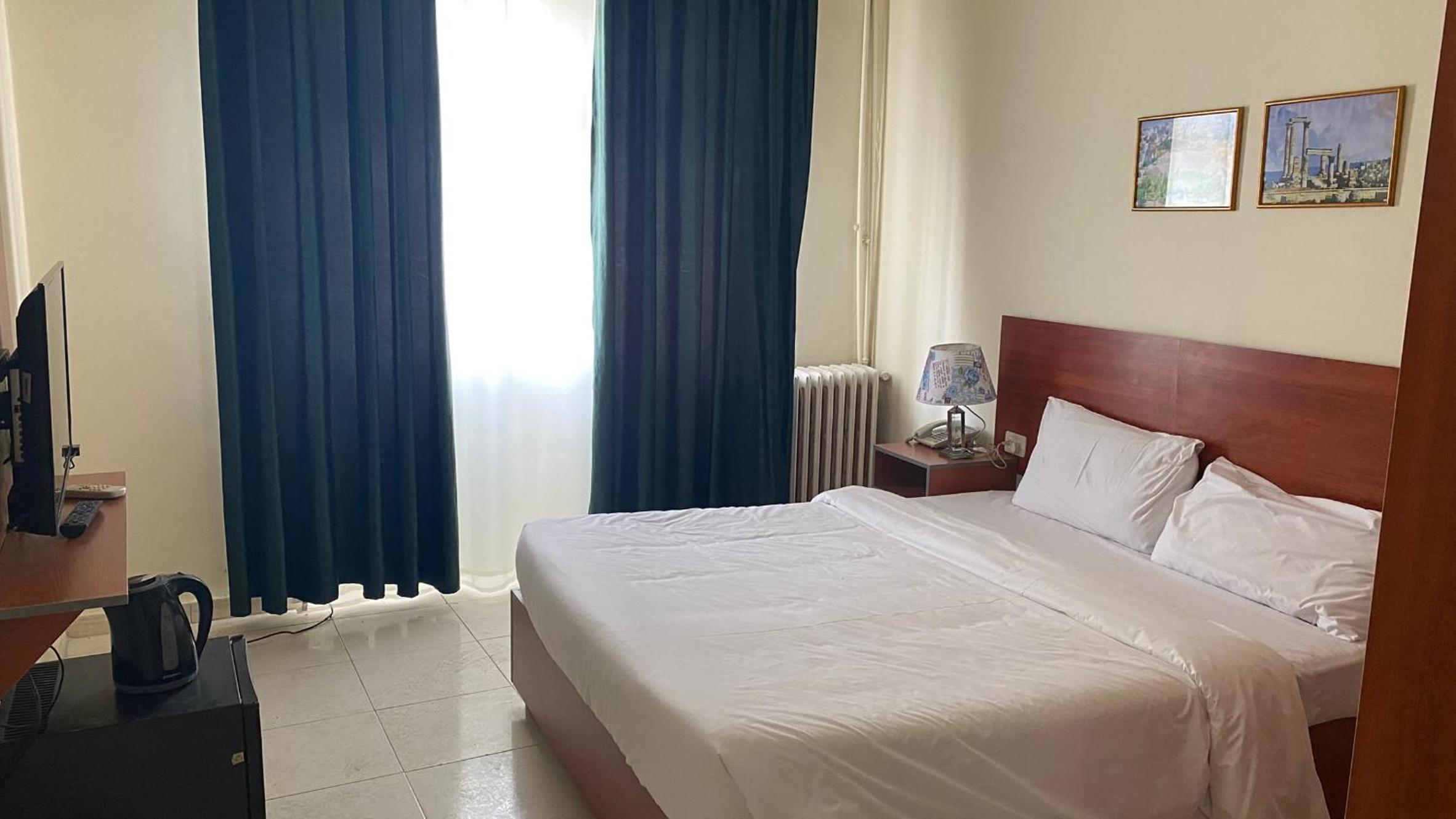 King Room with Balcony - Photo 4