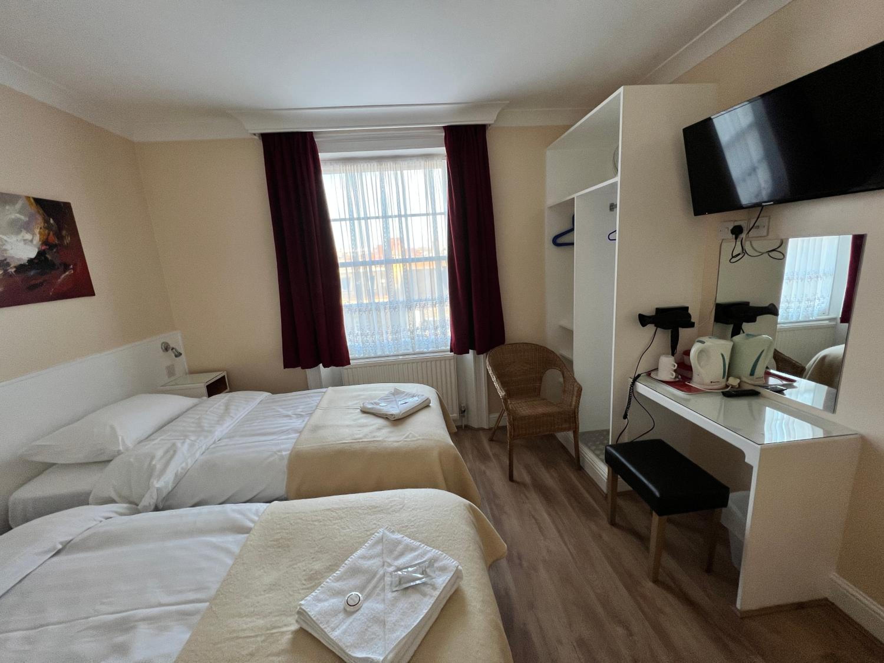 Twin Room with Private Bathroom photo 1