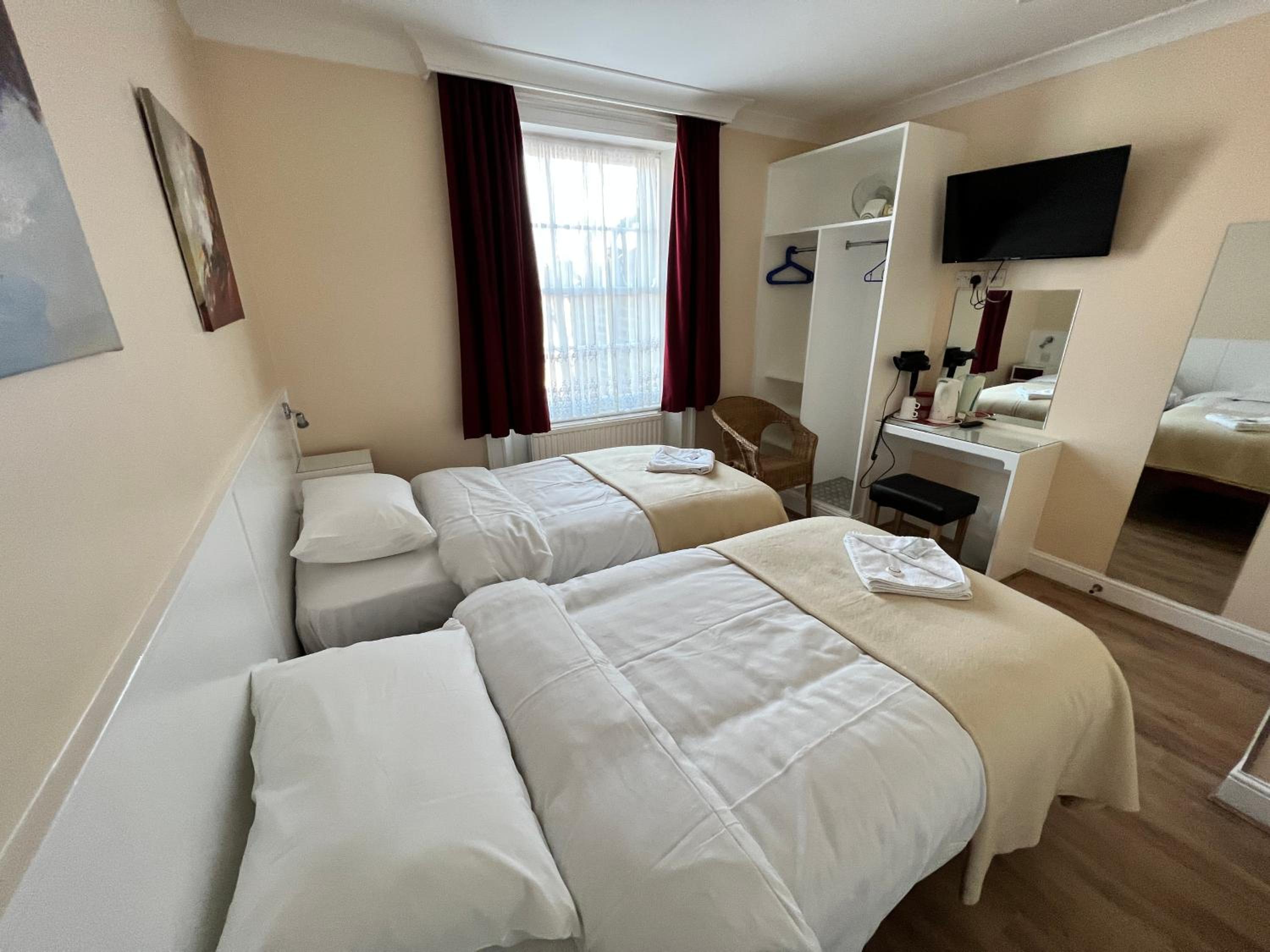 Twin Room with Private Bathroom photo 3