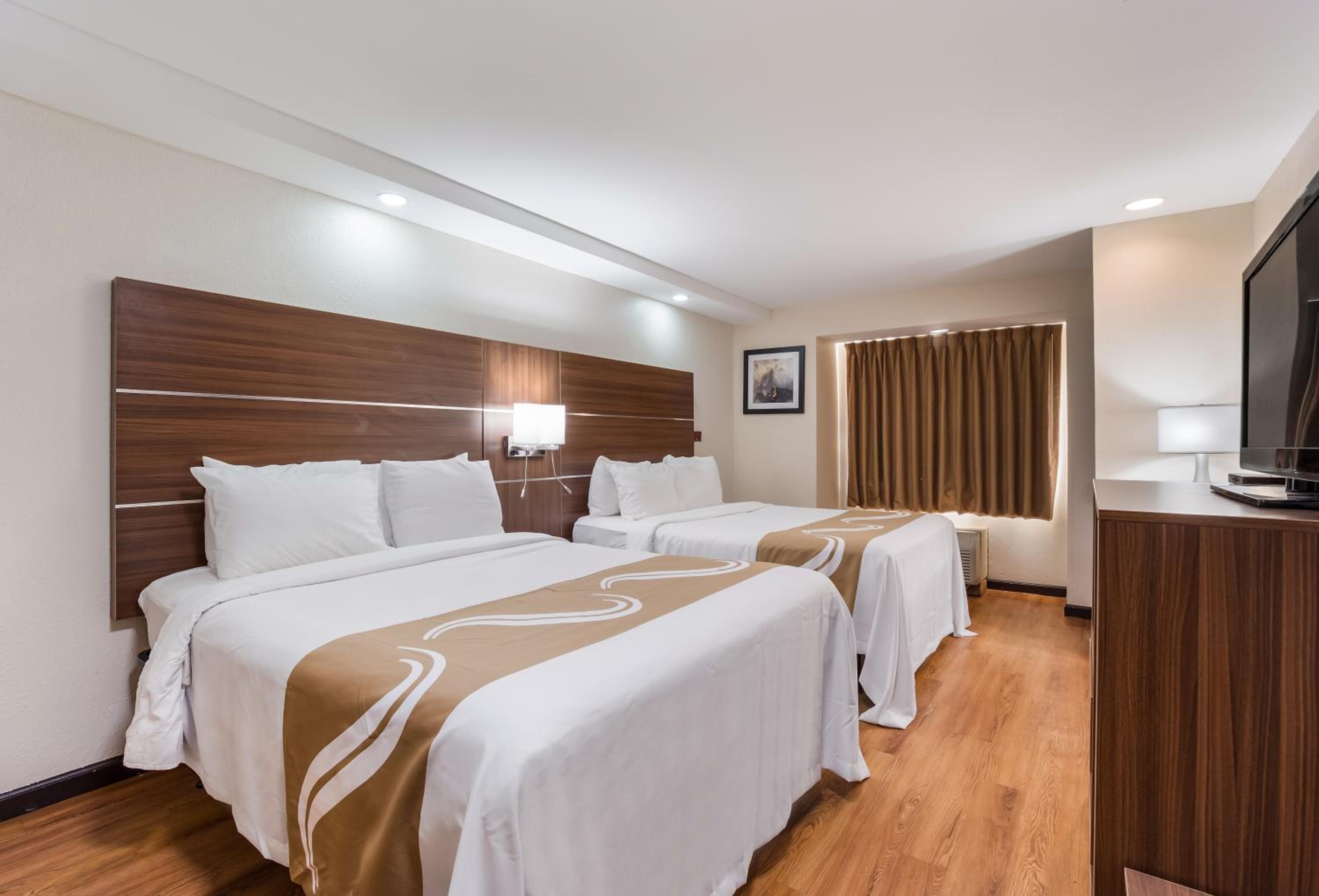 Queen Room with Two Queen Beds - Accessible/Non Smoking - Photo 4