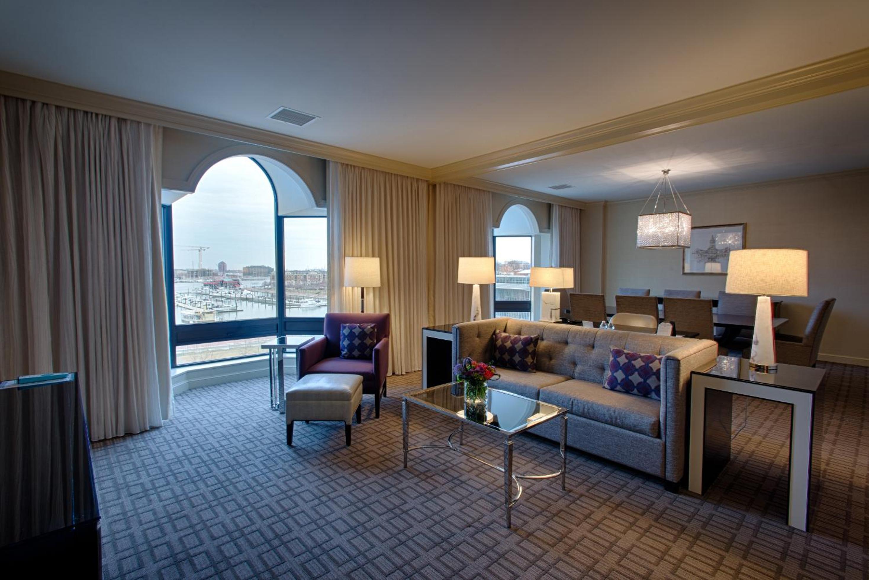One-Bedroom Premium Corner King Suite with Harbor View photo 2