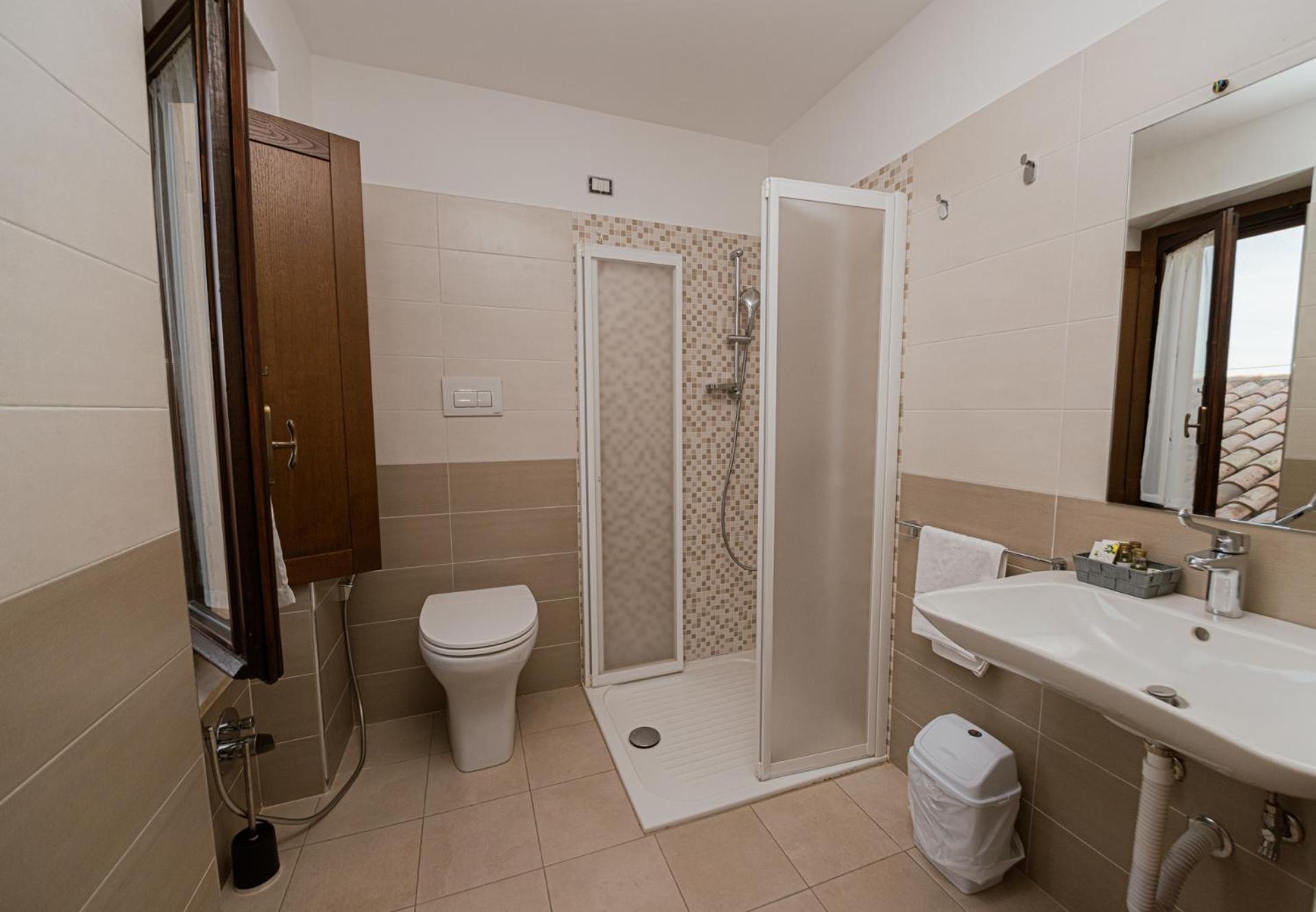Triple Room with Bathroom photo 2