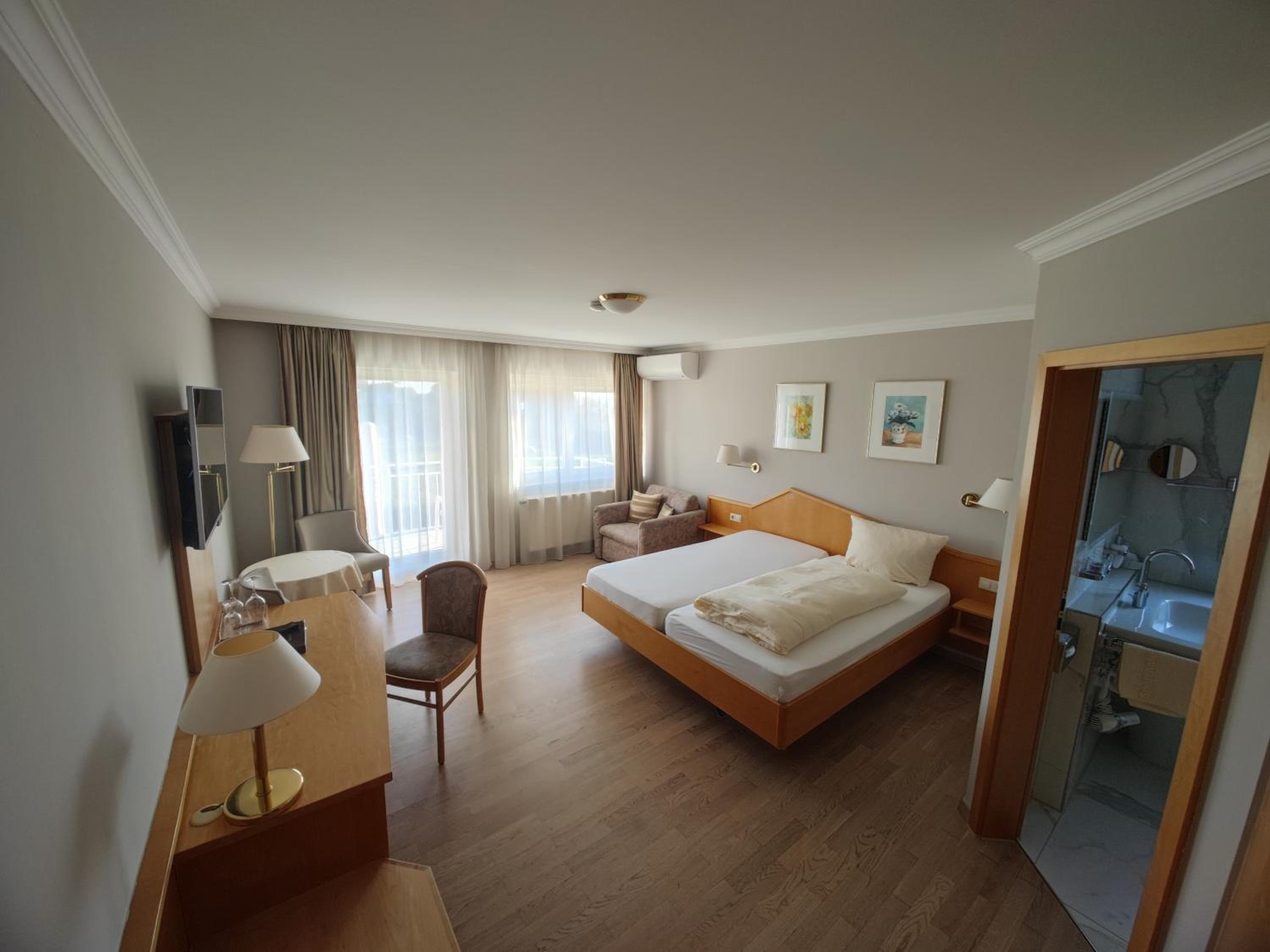 Double Room with Lake View - Photo 2
