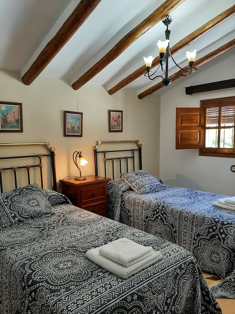 Family House, 2 Bedrooms, Pool View, Mountainside (La Buhardilla) photo 3