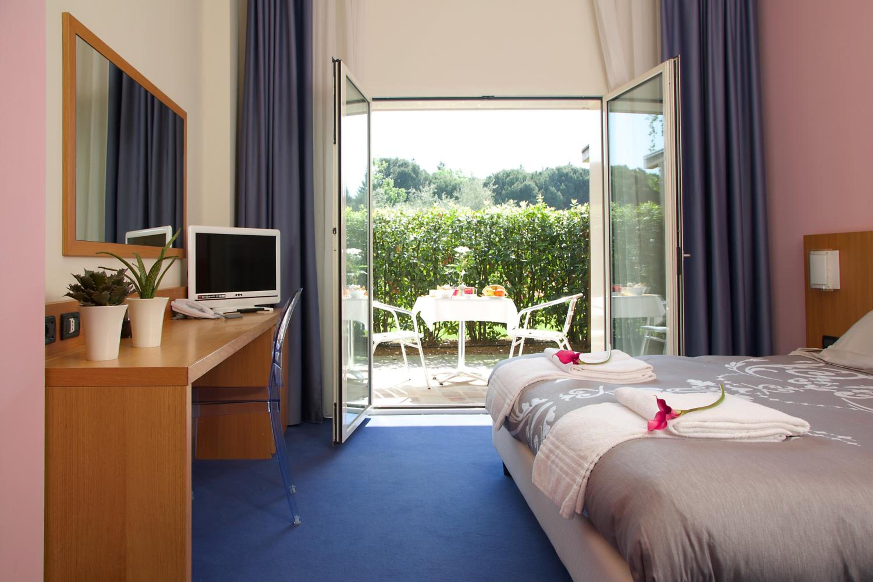 Double Room with Garden - Photo 2