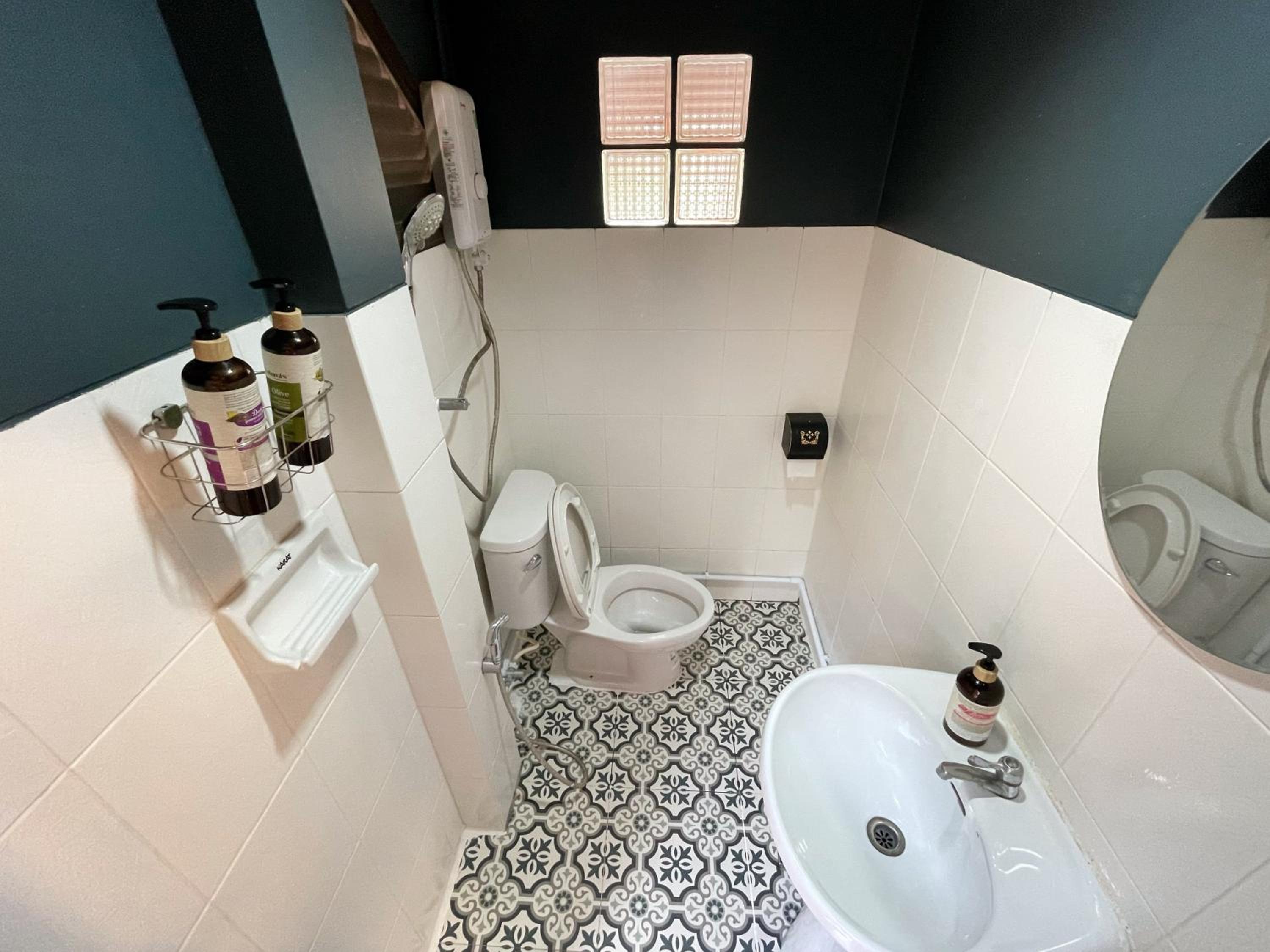 One-Bedroom Bungalow - Photo 2