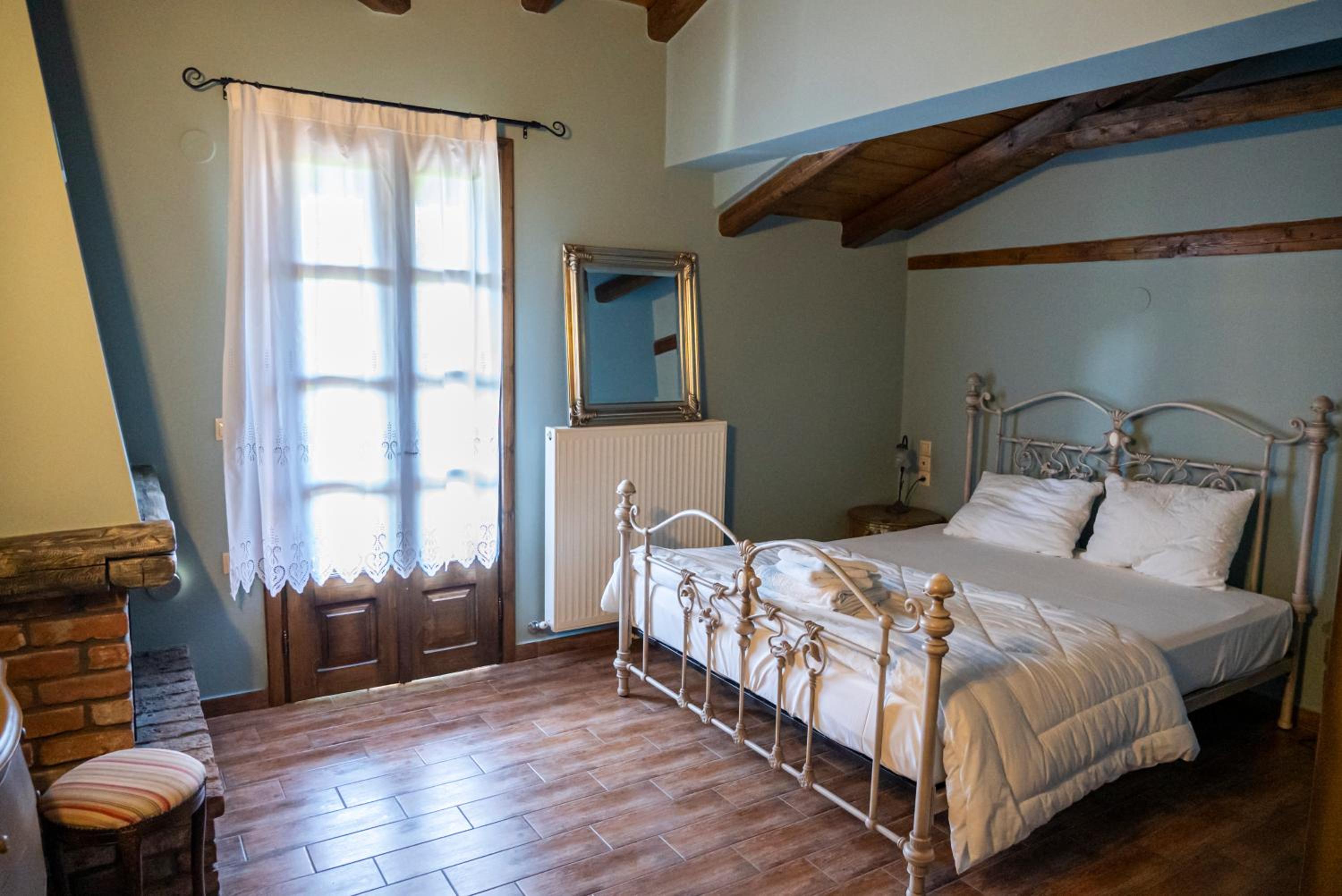 Deluxe King Suite photo 1