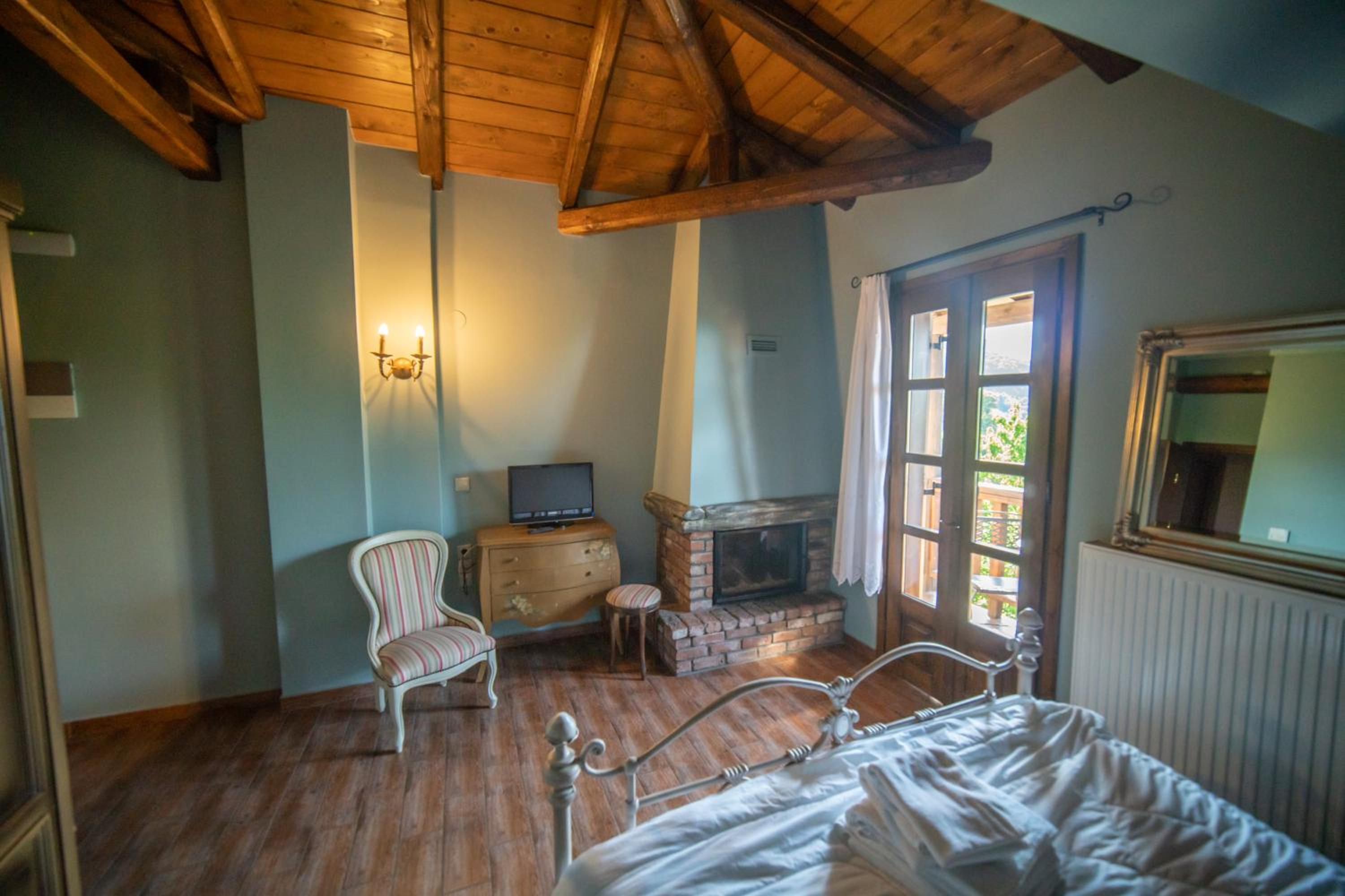 Deluxe King Suite photo 2