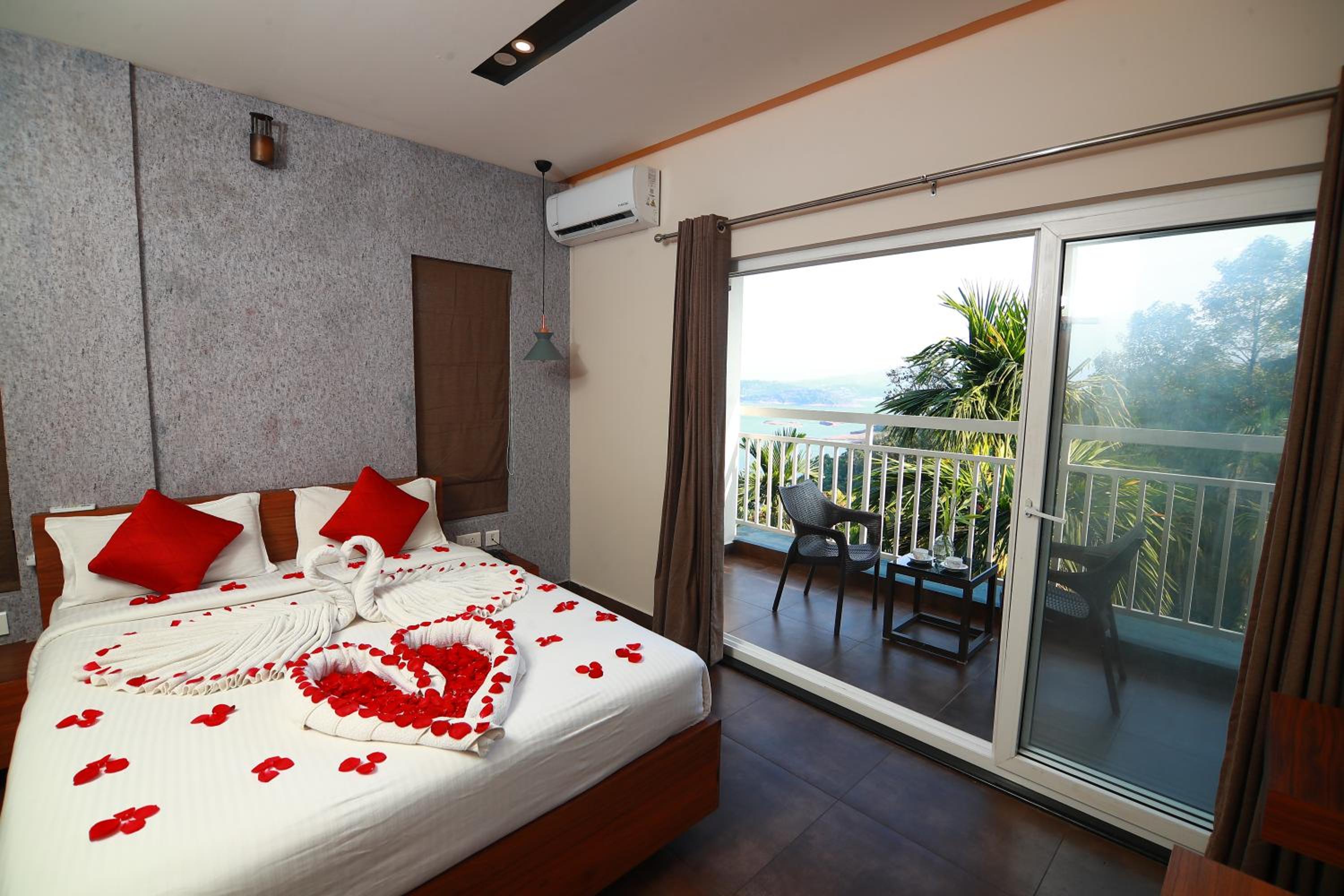 Double Room with Lake View - Photo 15
