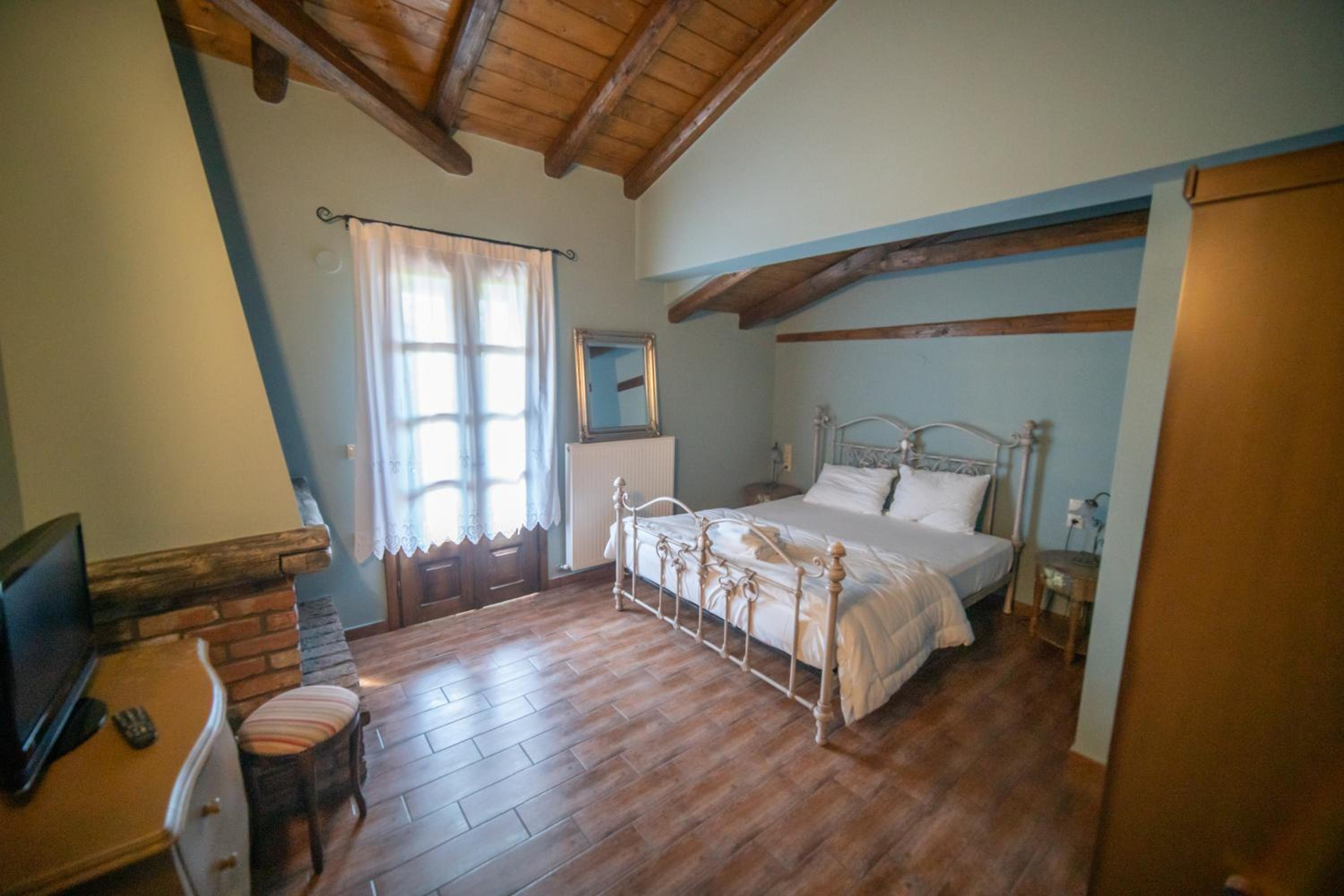 Deluxe King Suite photo 3
