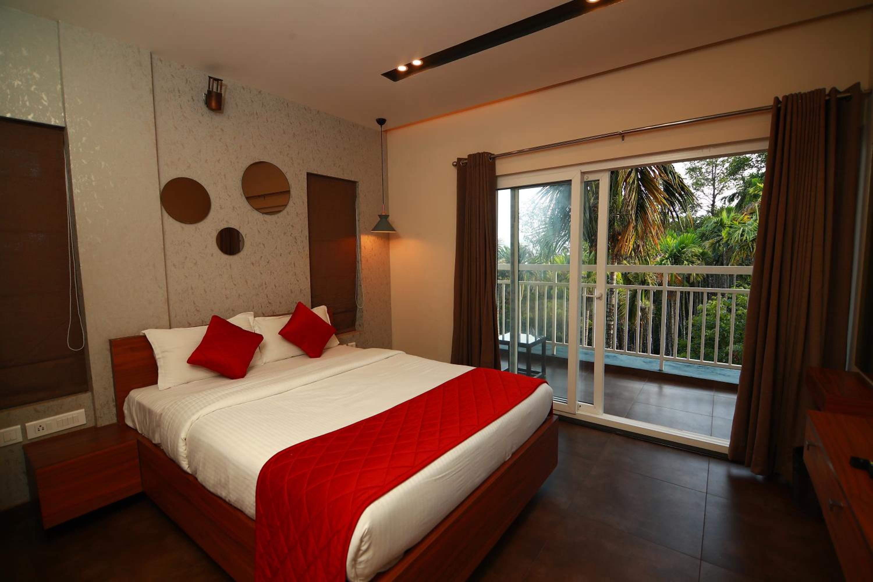 Deluxe Double Room with Balcony photo 1