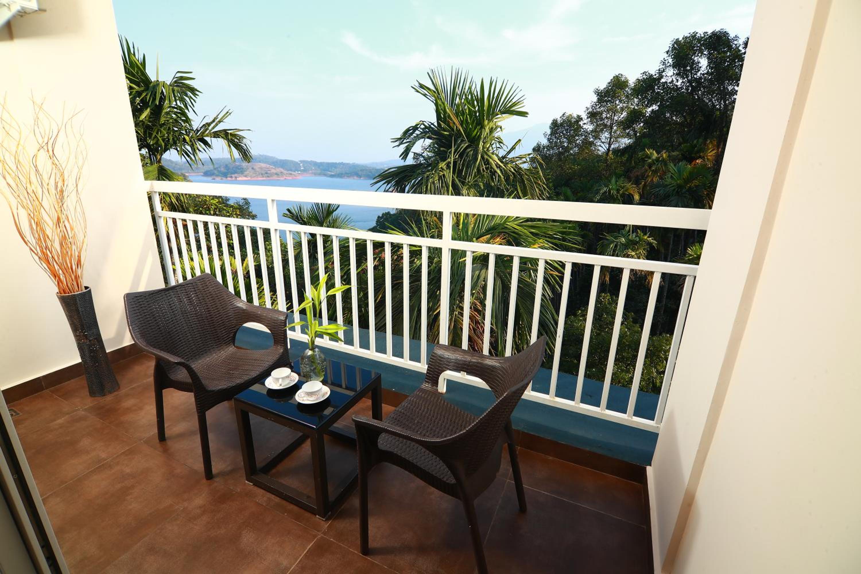 Double Room with Lake View - Photo 14