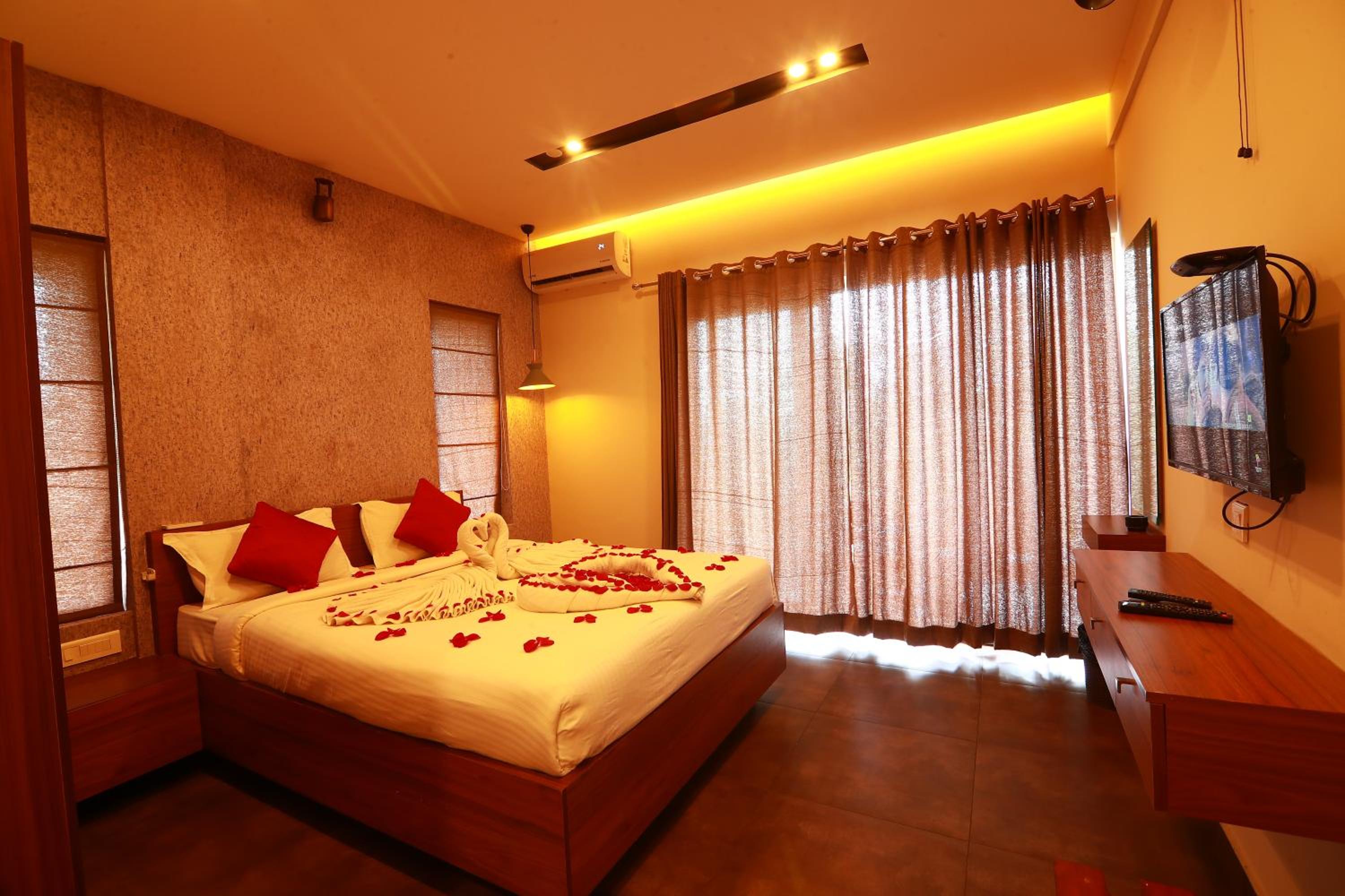 Double Room with Lake View - Photo 13
