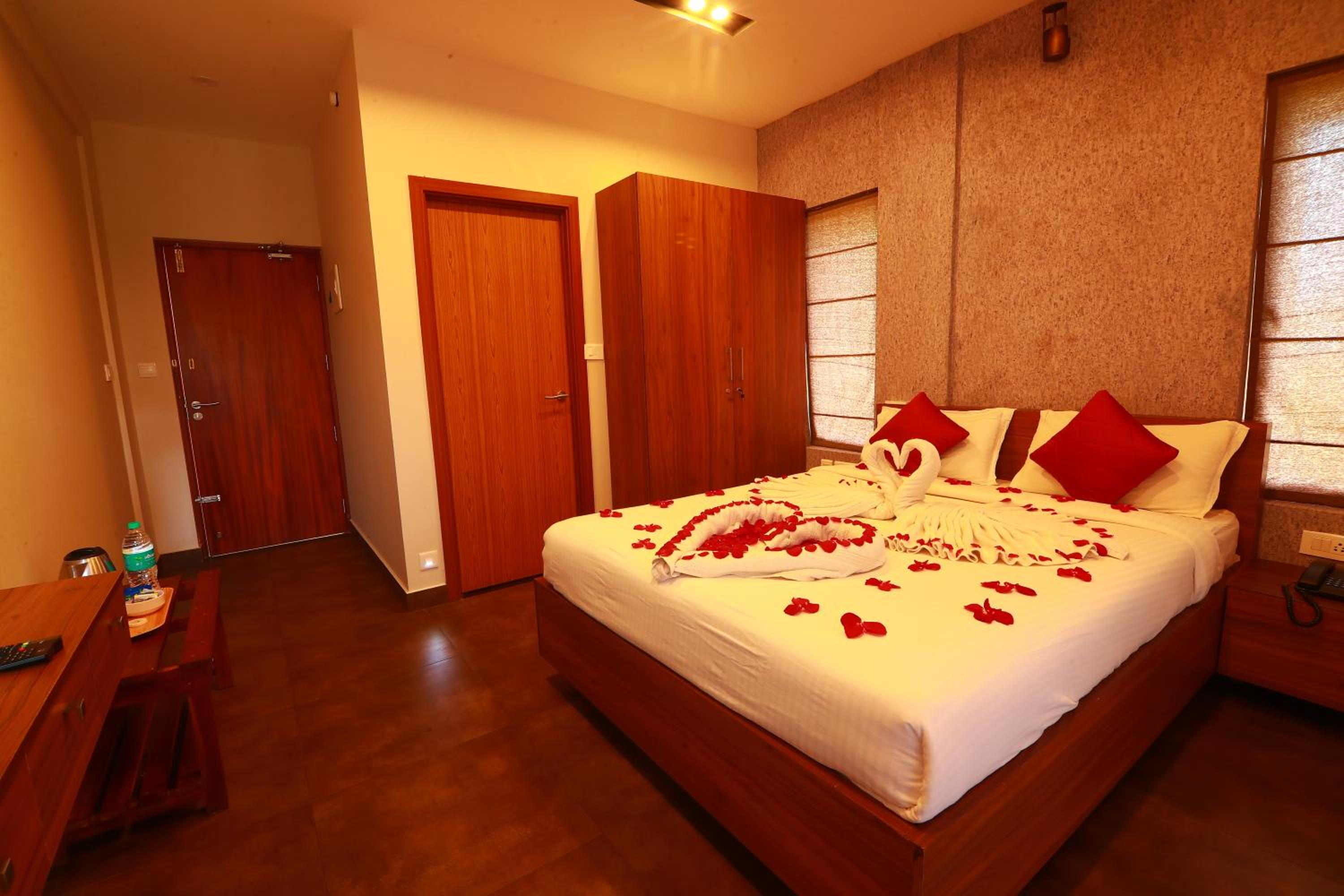 Double Room with Lake View - Photo 12