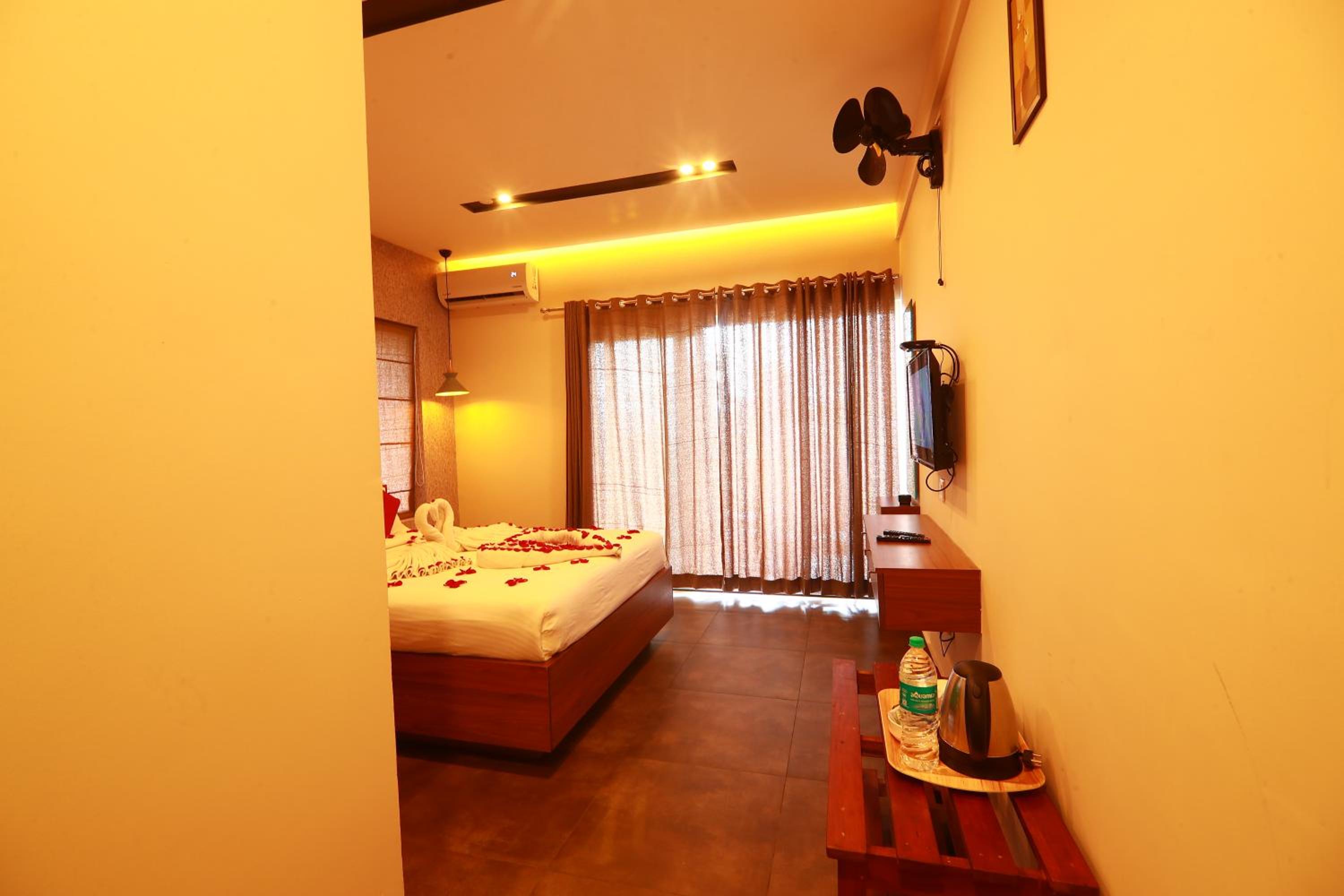 Double Room with Lake View - Photo 11
