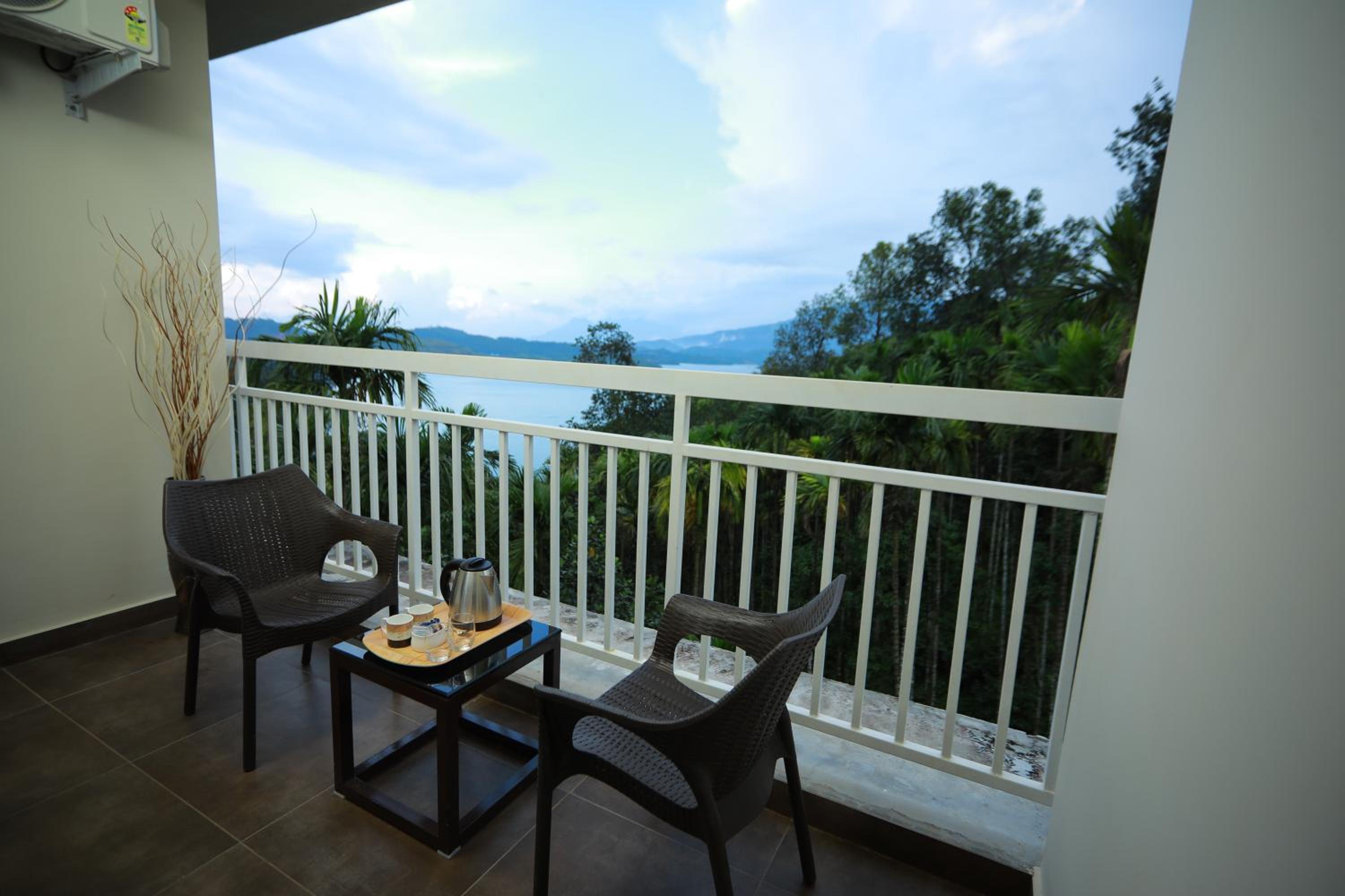 Double Room with Lake View - Photo 9