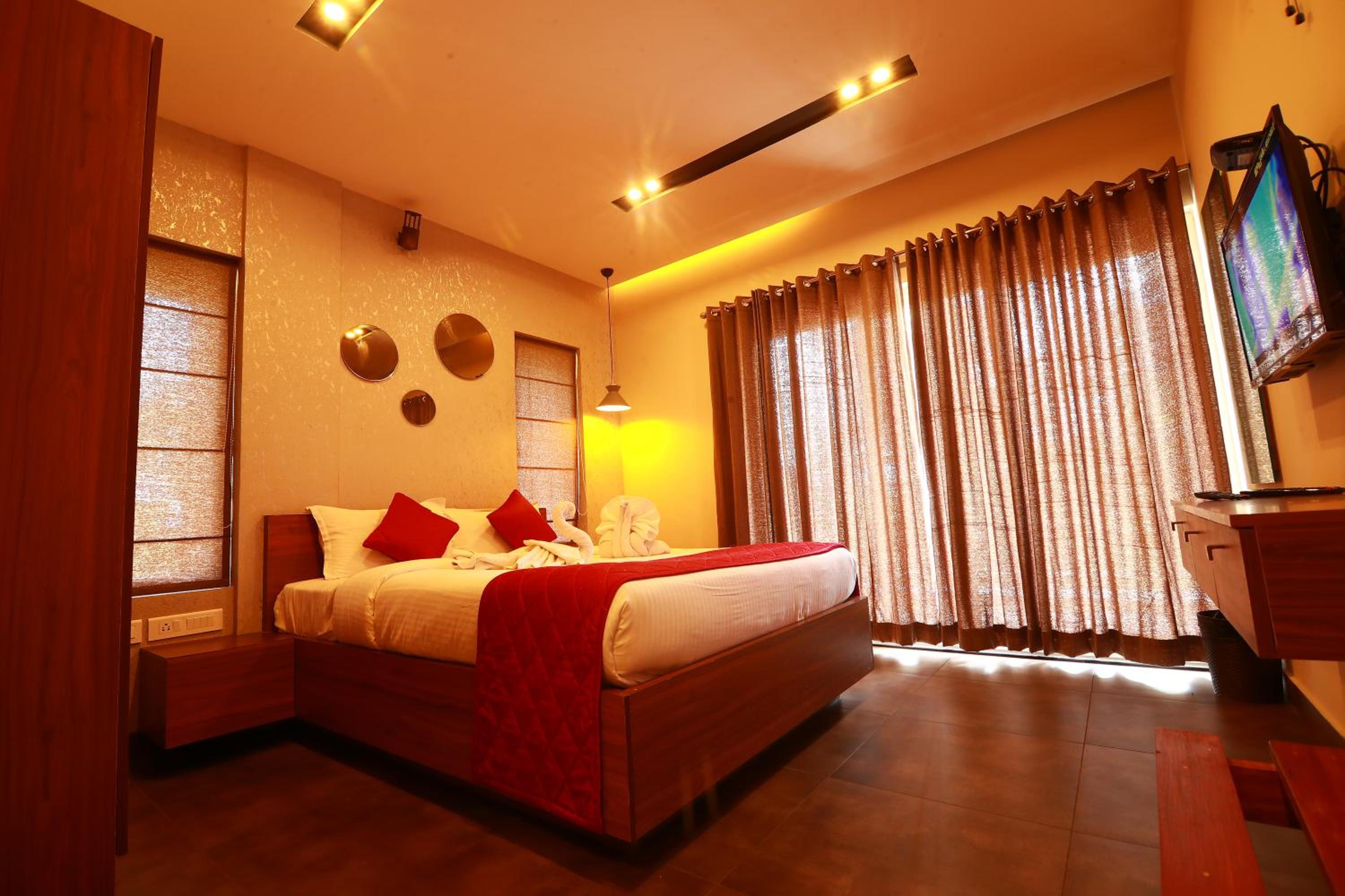 Deluxe Double Room with Balcony photo 3