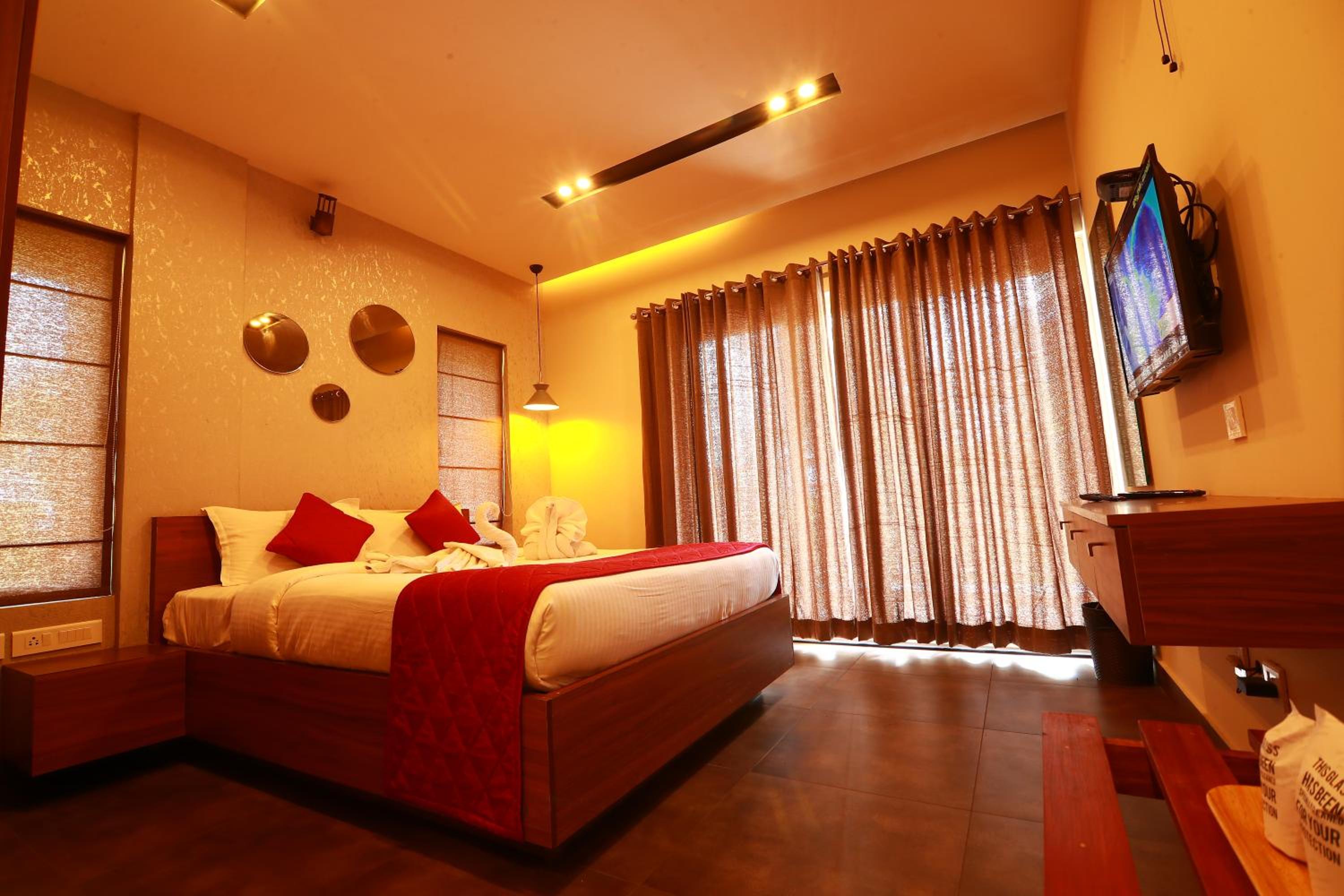 Deluxe Double Room with Balcony photo 2
