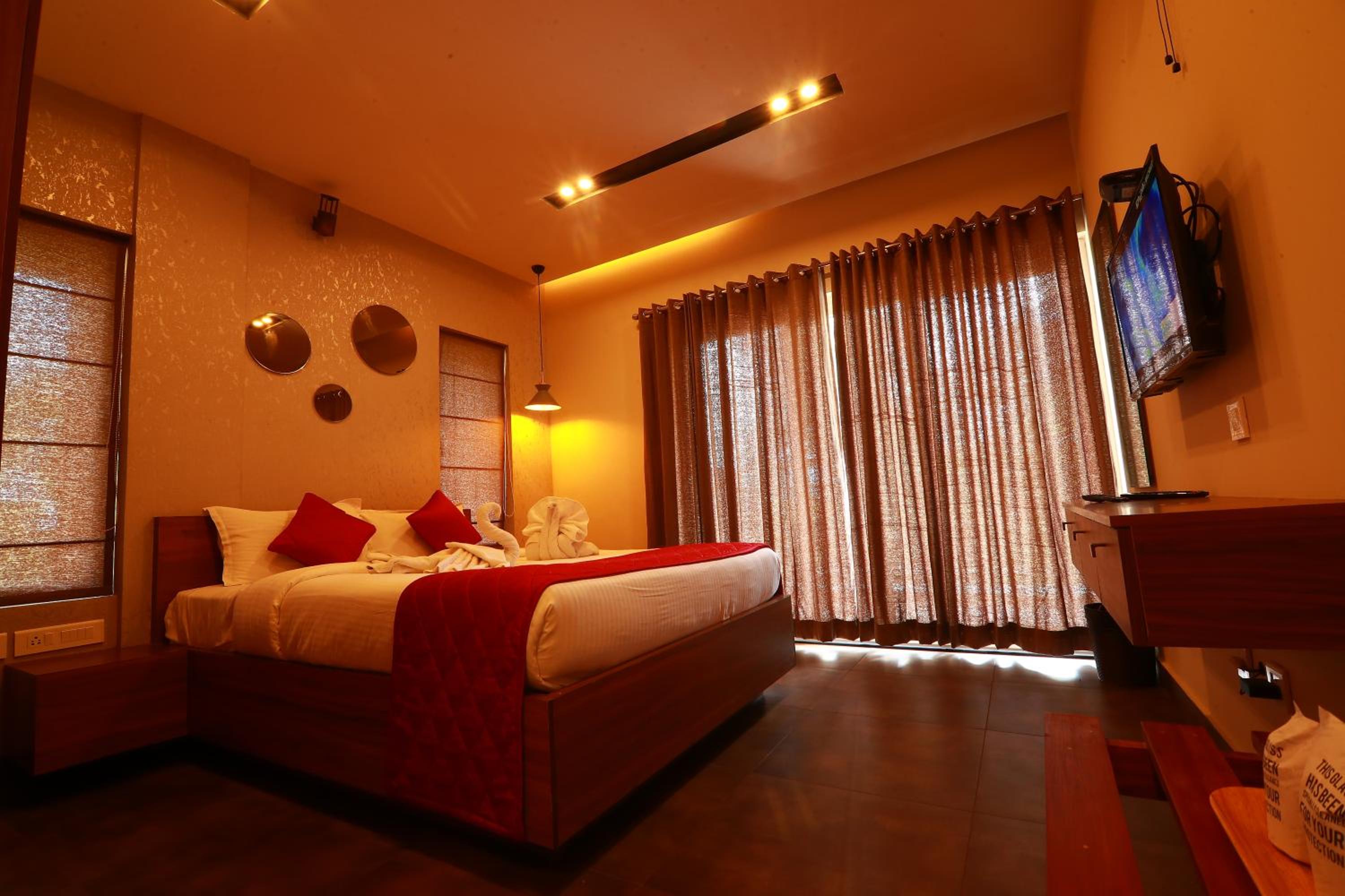 Deluxe Double Room with Balcony photo 2