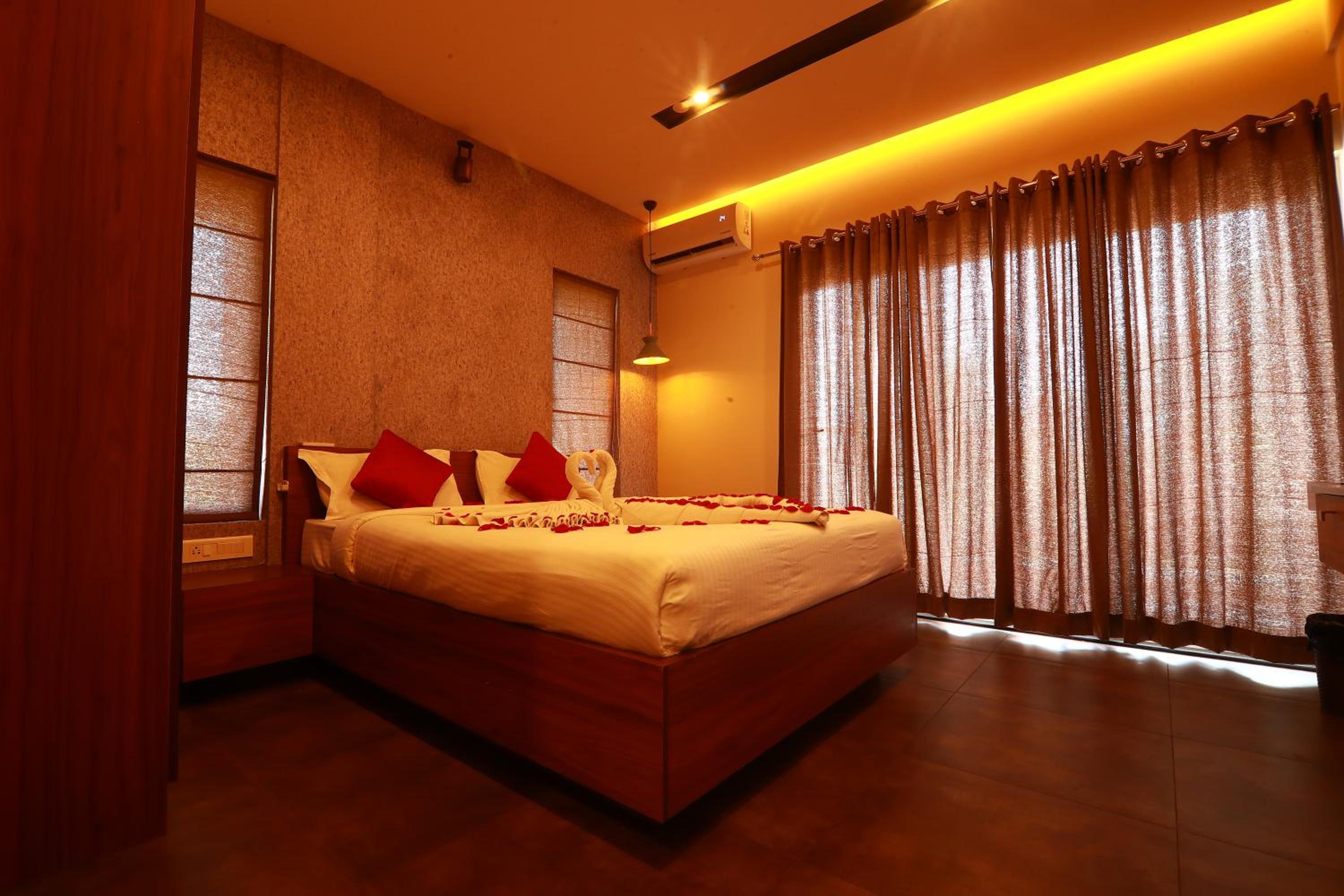 Double Room with Lake View - Photo 6