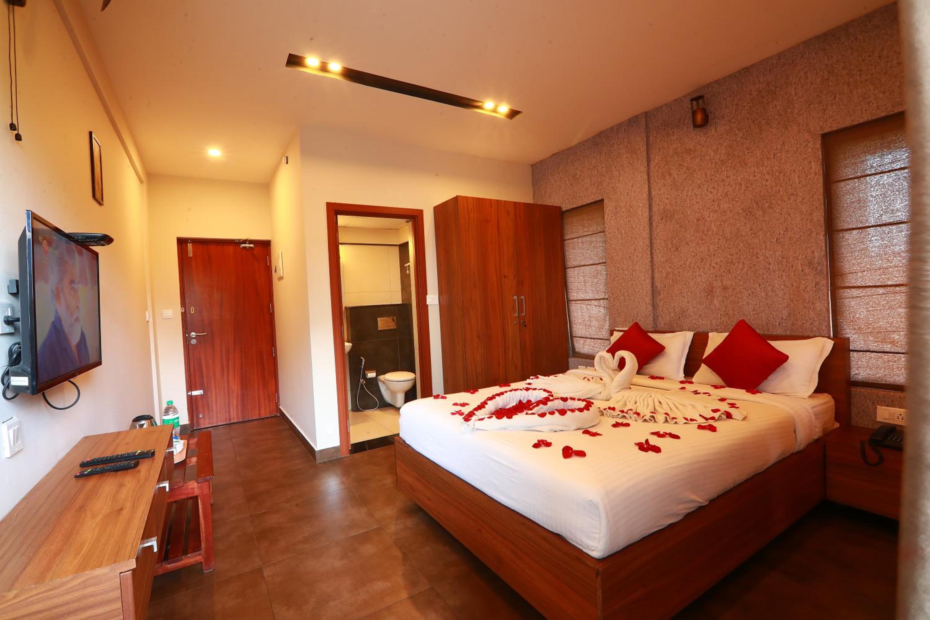 Double Room with Lake View - Photo 5