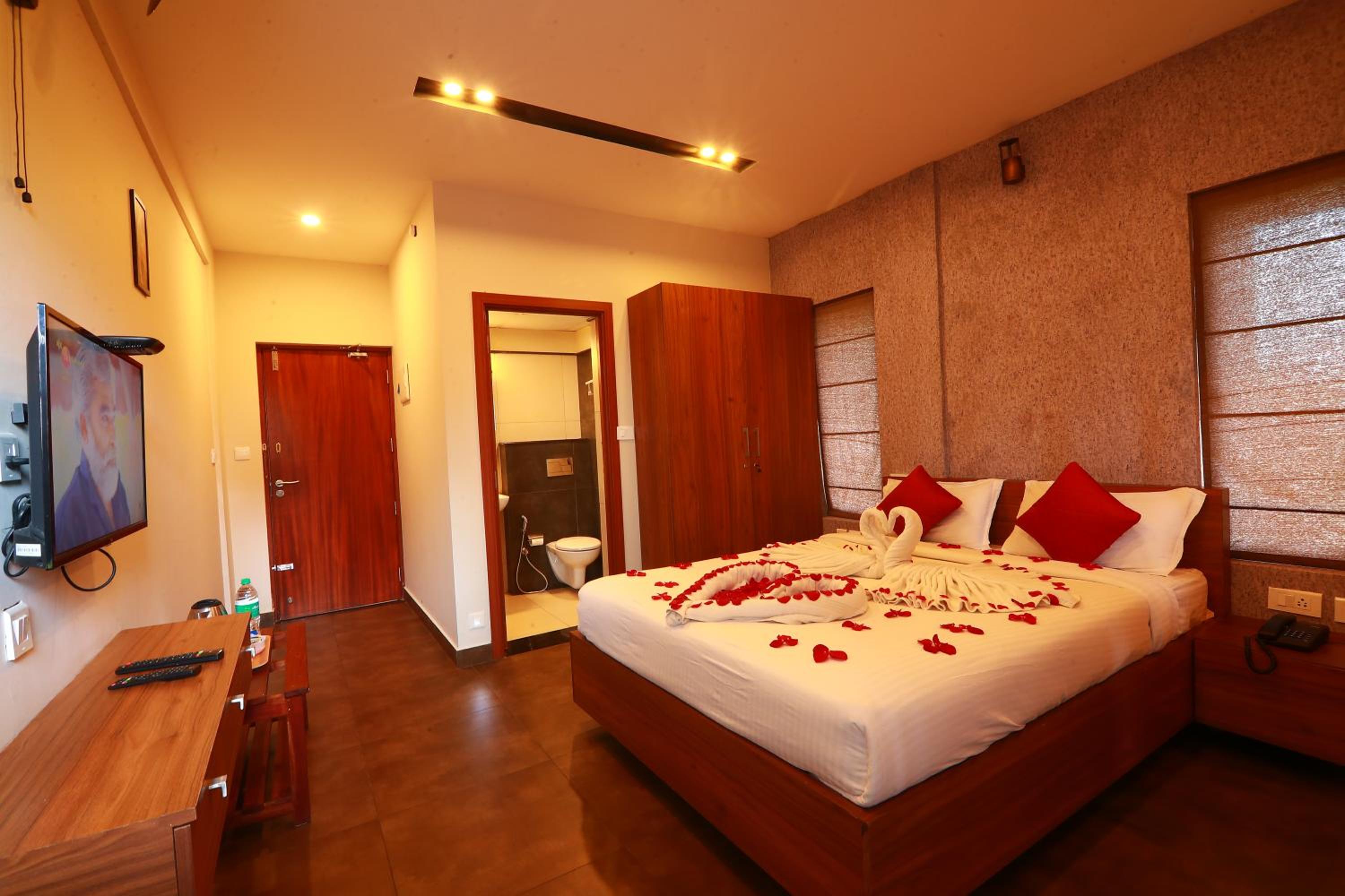 Double Room with Lake View - Photo 4