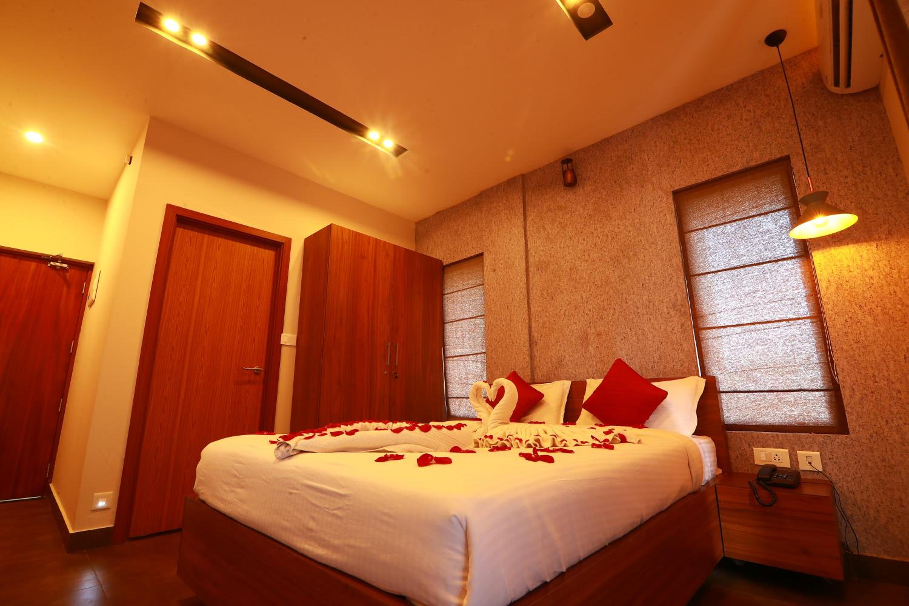 Double Room with Lake View - Photo 3