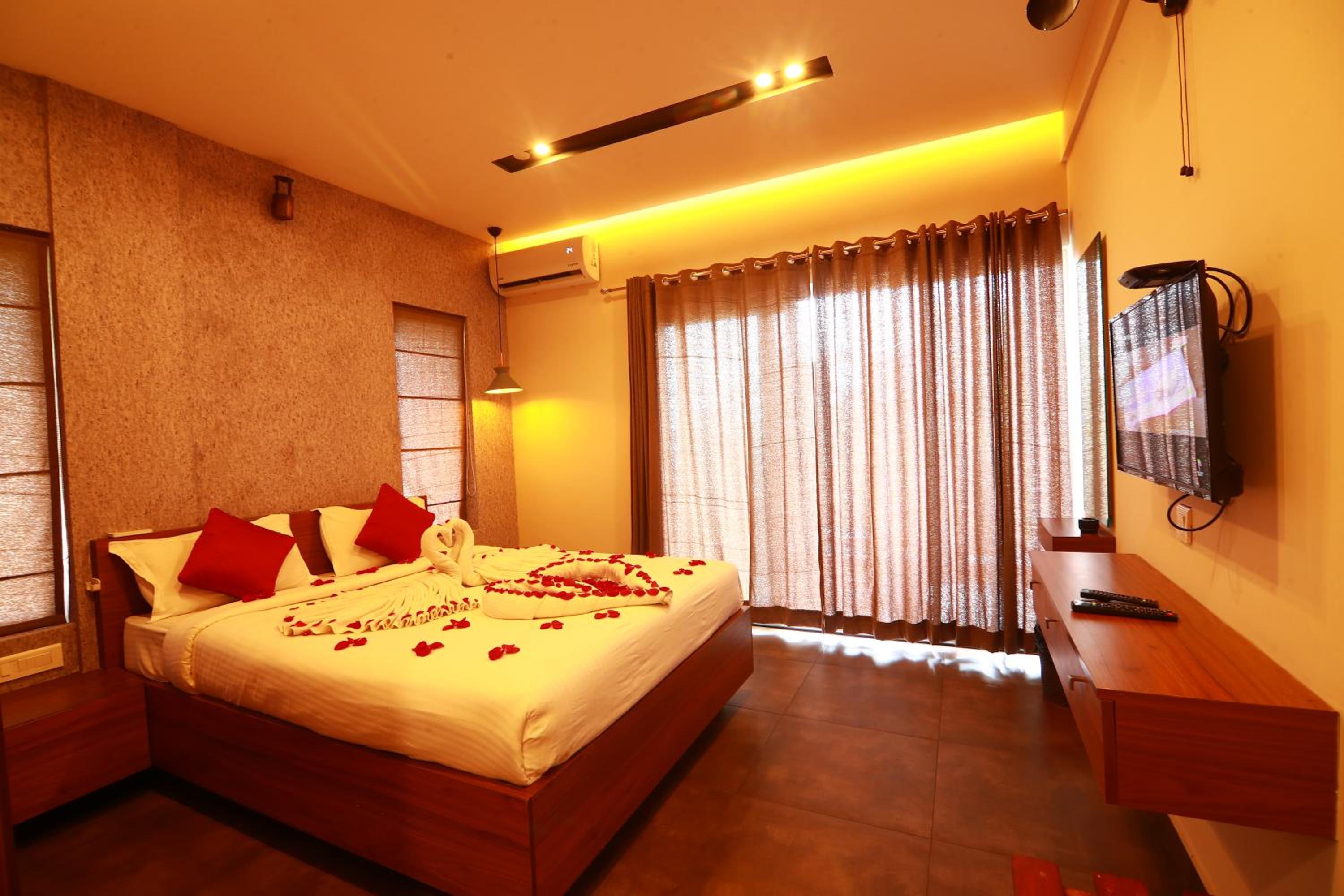 Double Room with Lake View - Photo 2