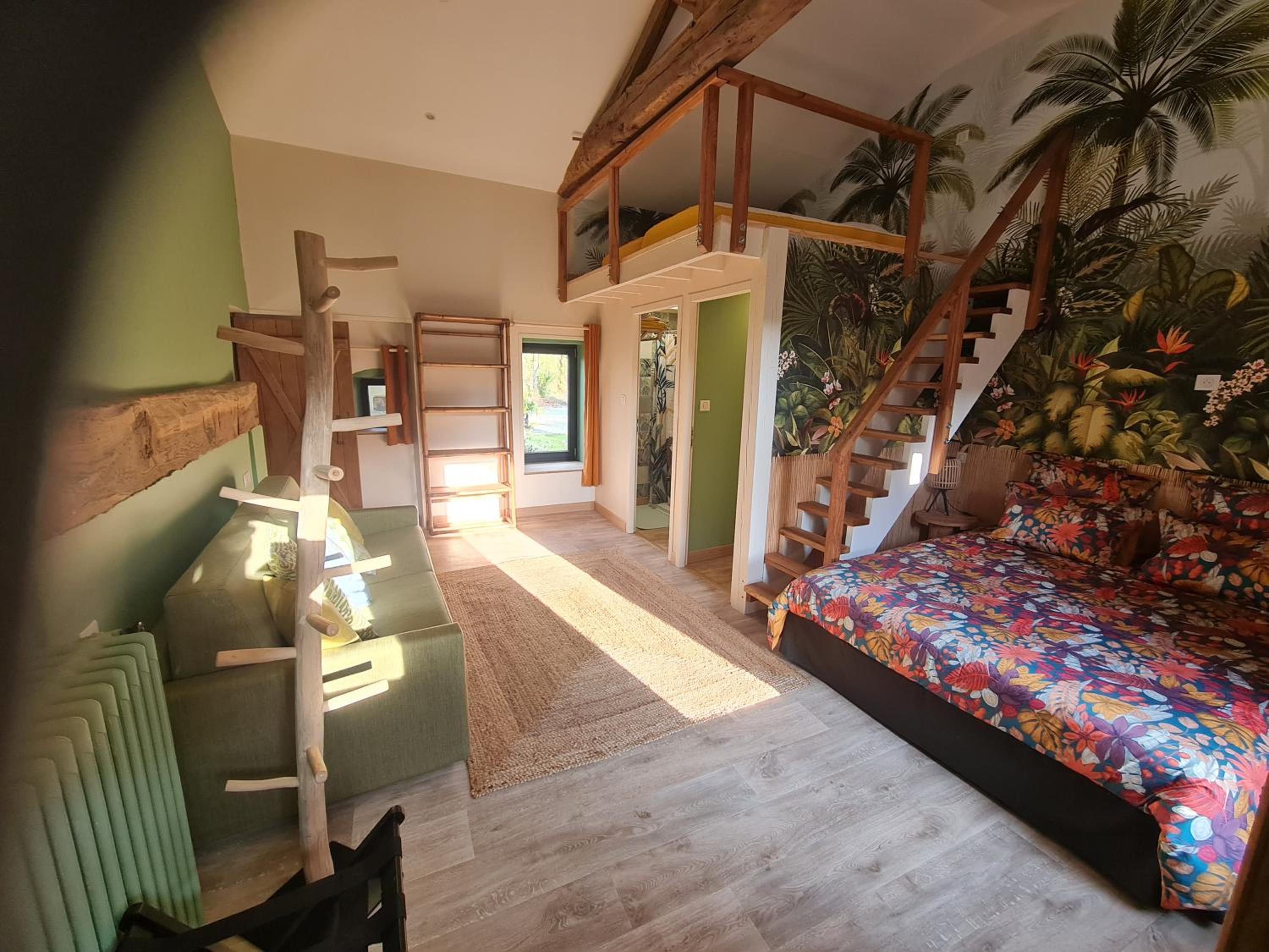 Deluxe Family Suite - Photo 4