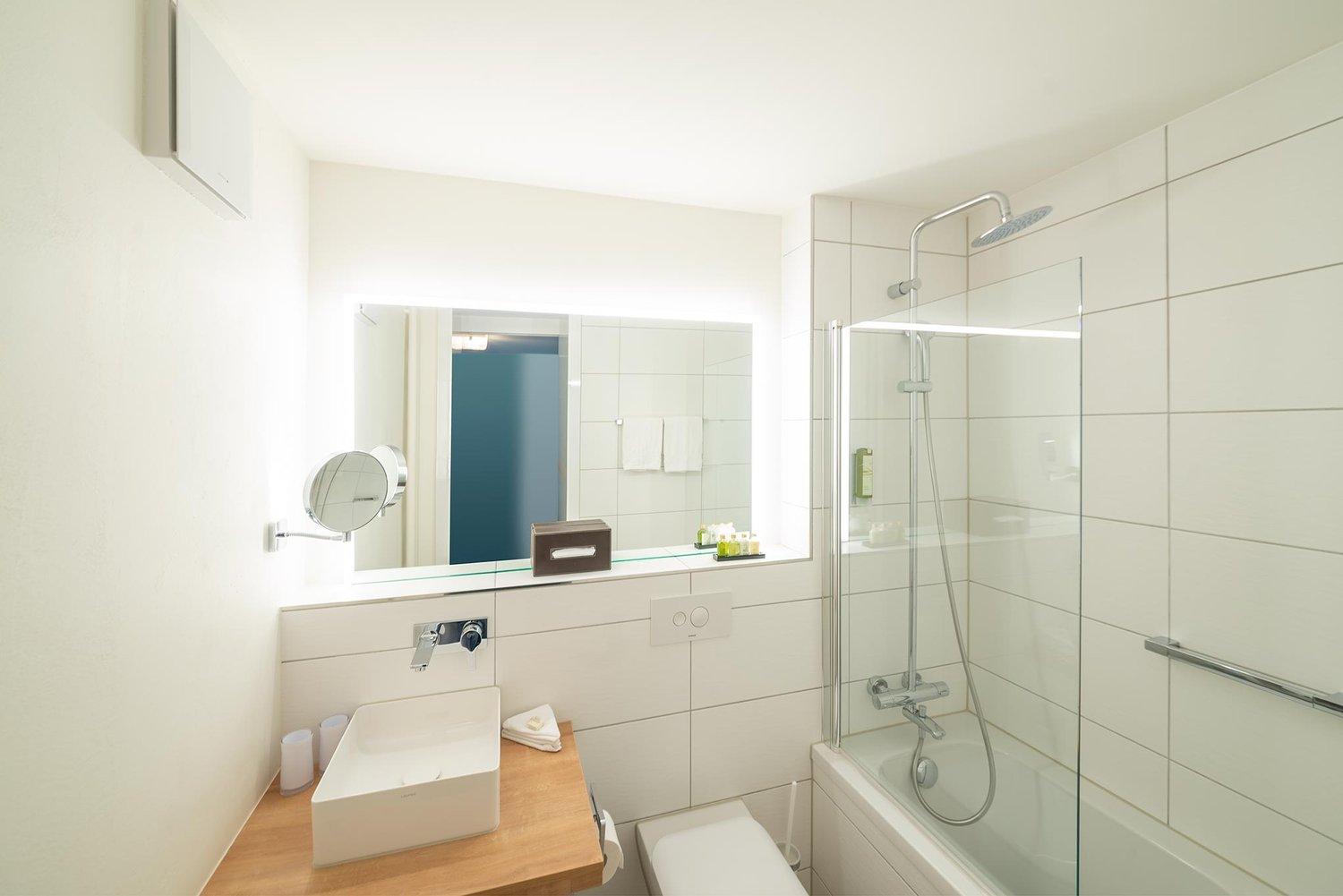 bathroom with a sink, toilet, and bathtub