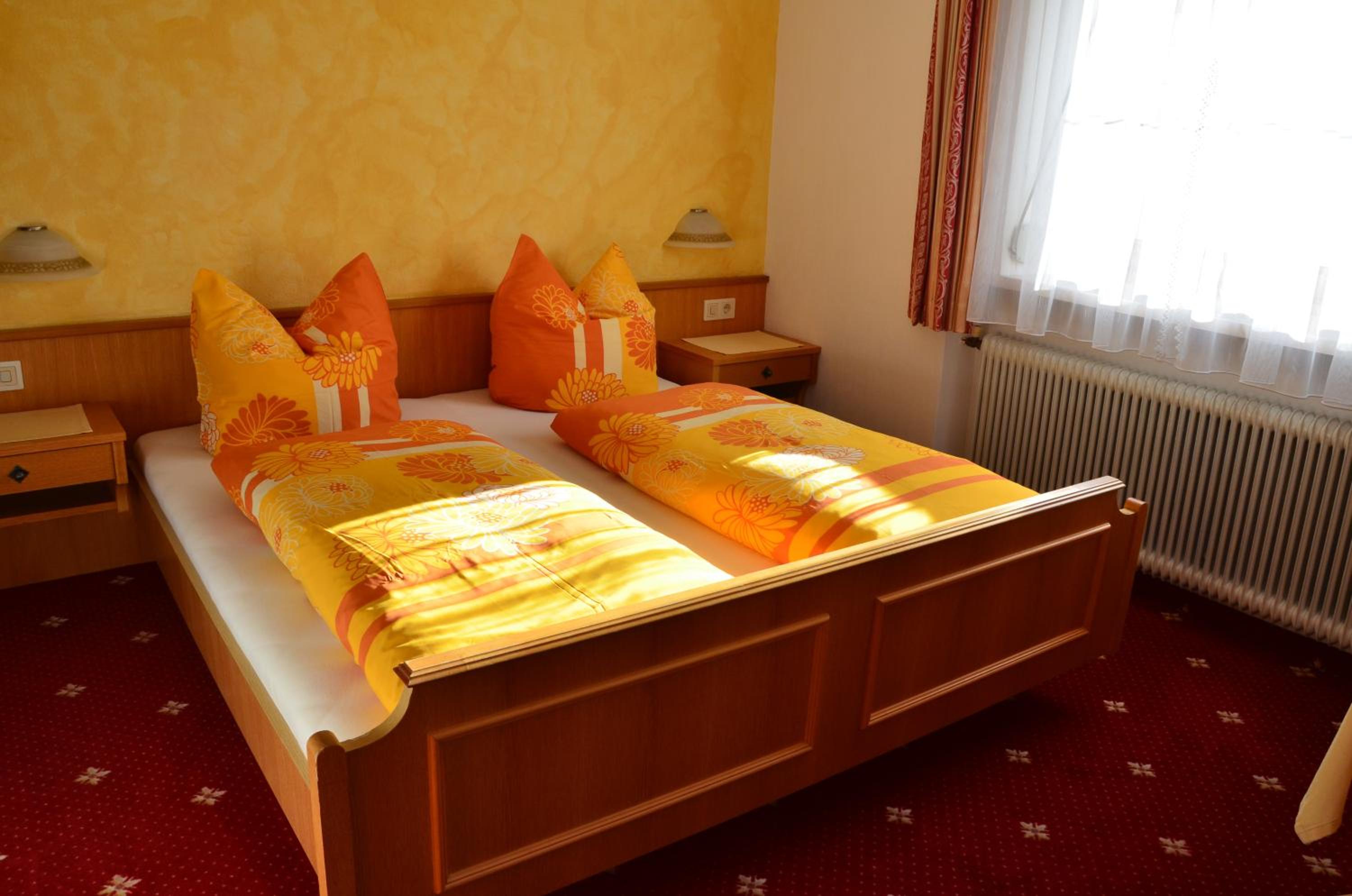 Budget Double Room with Balcony Street View photo 2