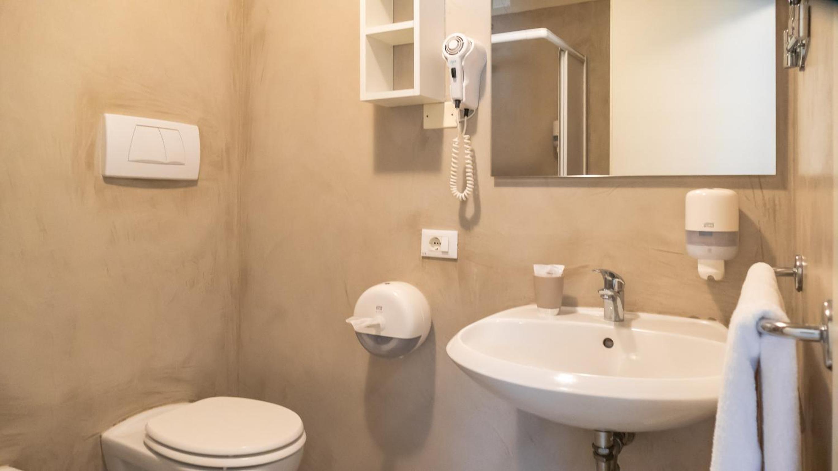 Standard Double or Twin Room - Photo 9