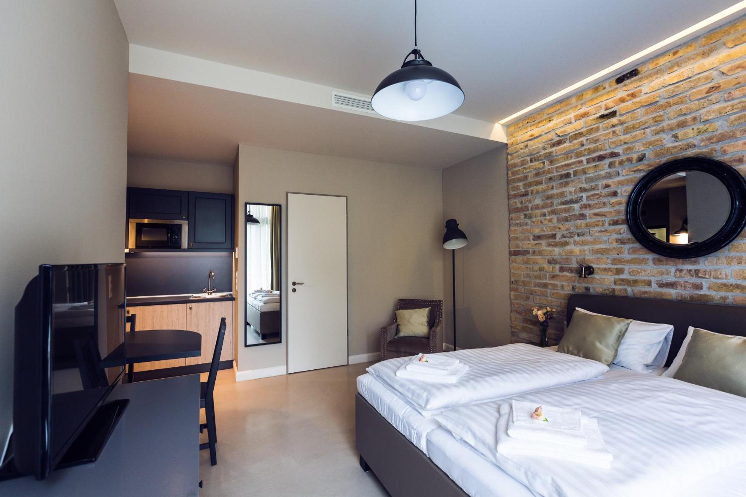 Standard Studio with Balcony - Photo 10