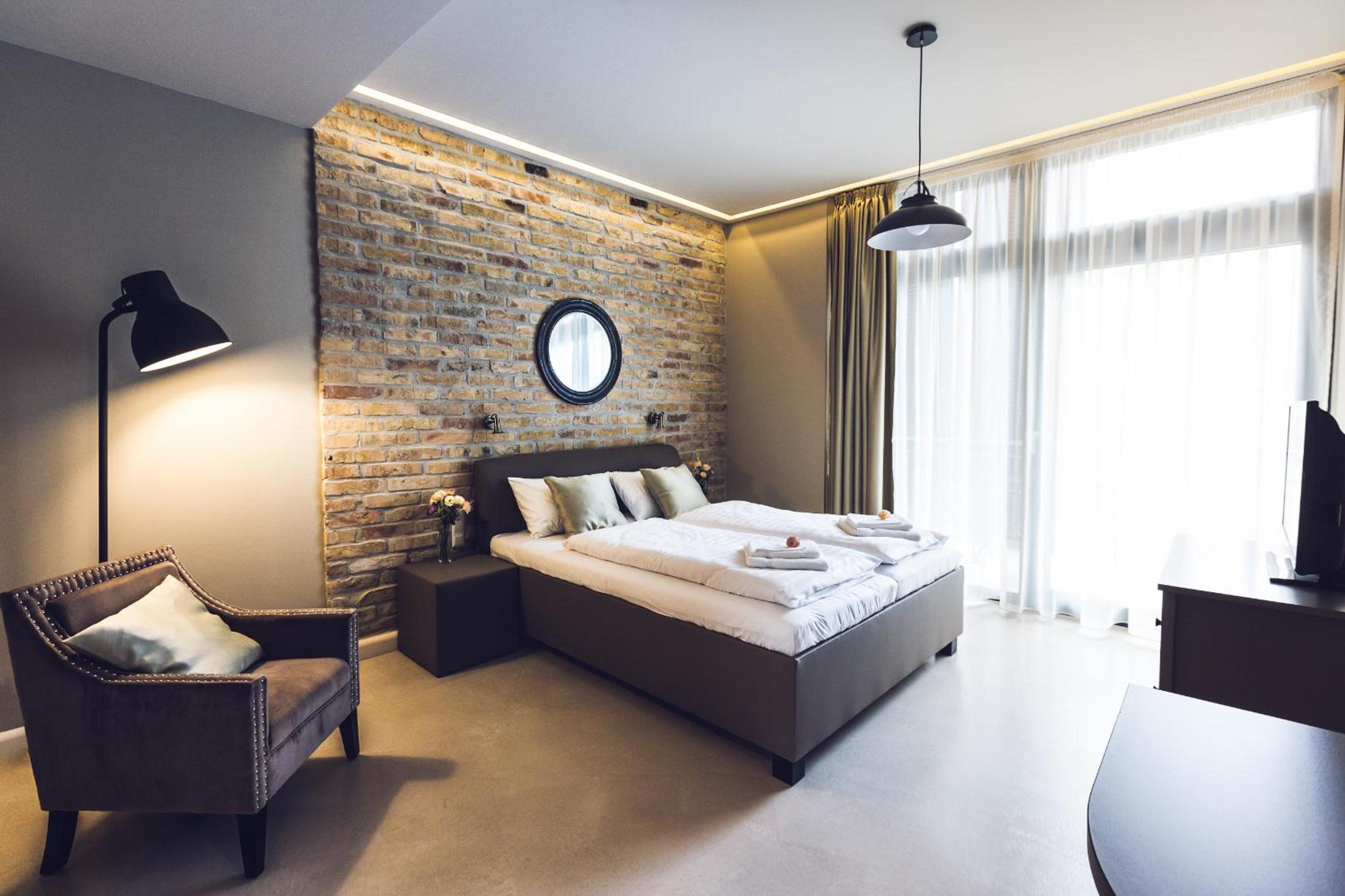 Standard Studio with Balcony - Photo 8