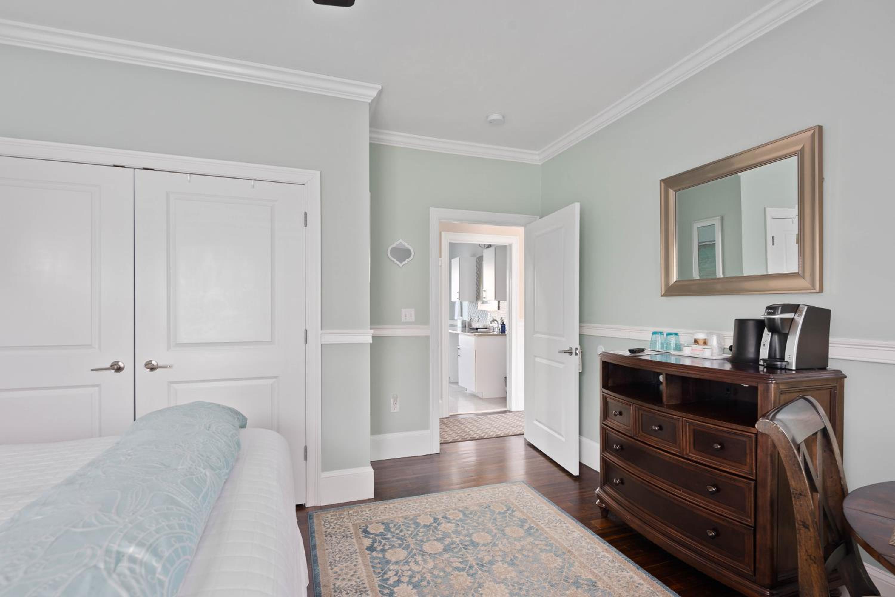 Deluxe King Room - Private Hallway Bathroom photo 2