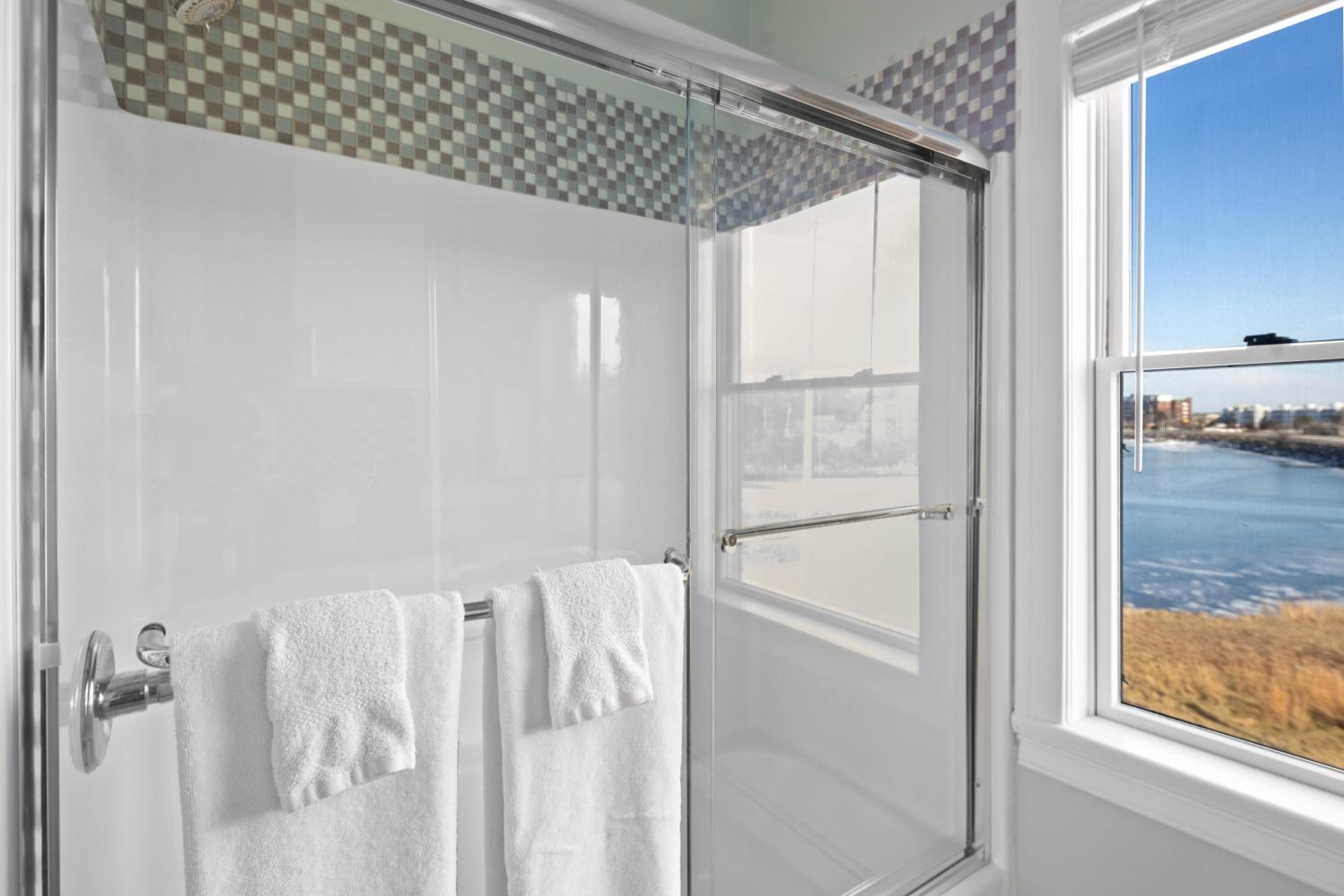 Deluxe King Room - Private Hallway Bathroom photo 3