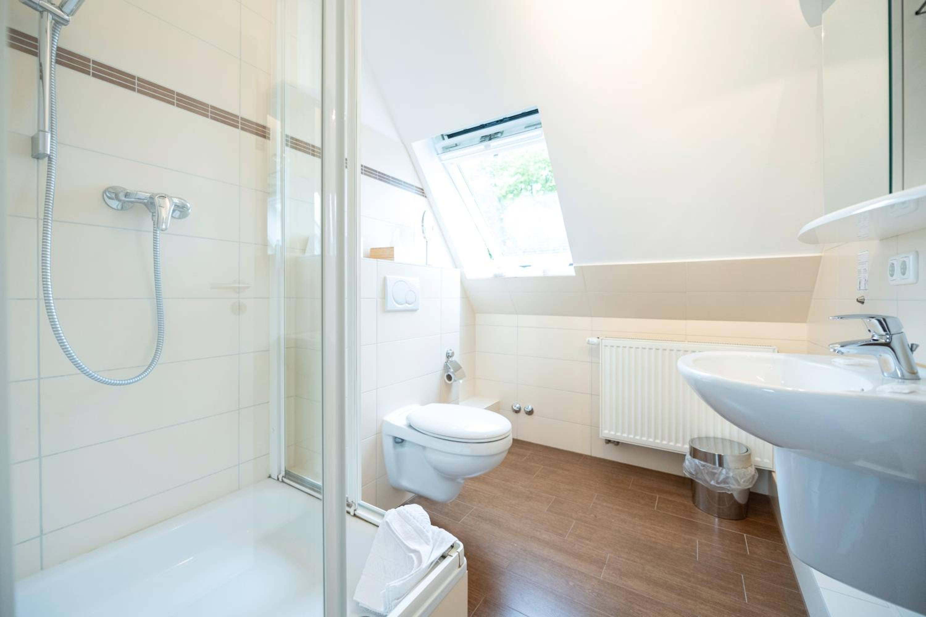 Standard Double Room - Photo 12