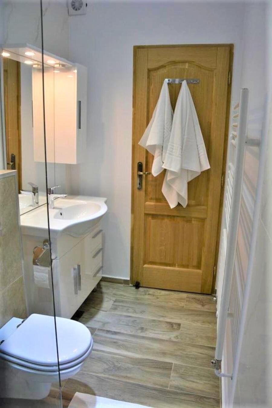 Standard King Room - Photo 7